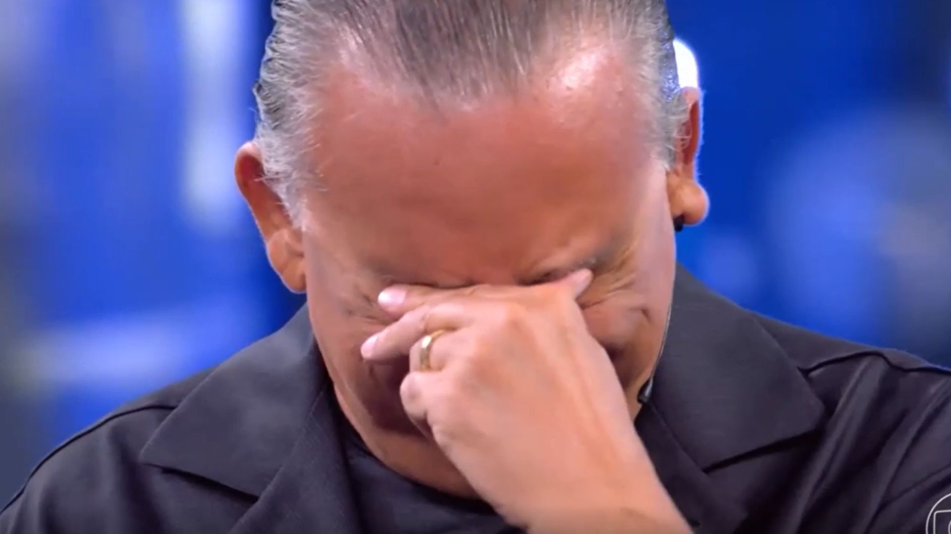 Galvão Bueno se emociona e cai no choro durante programa de TV