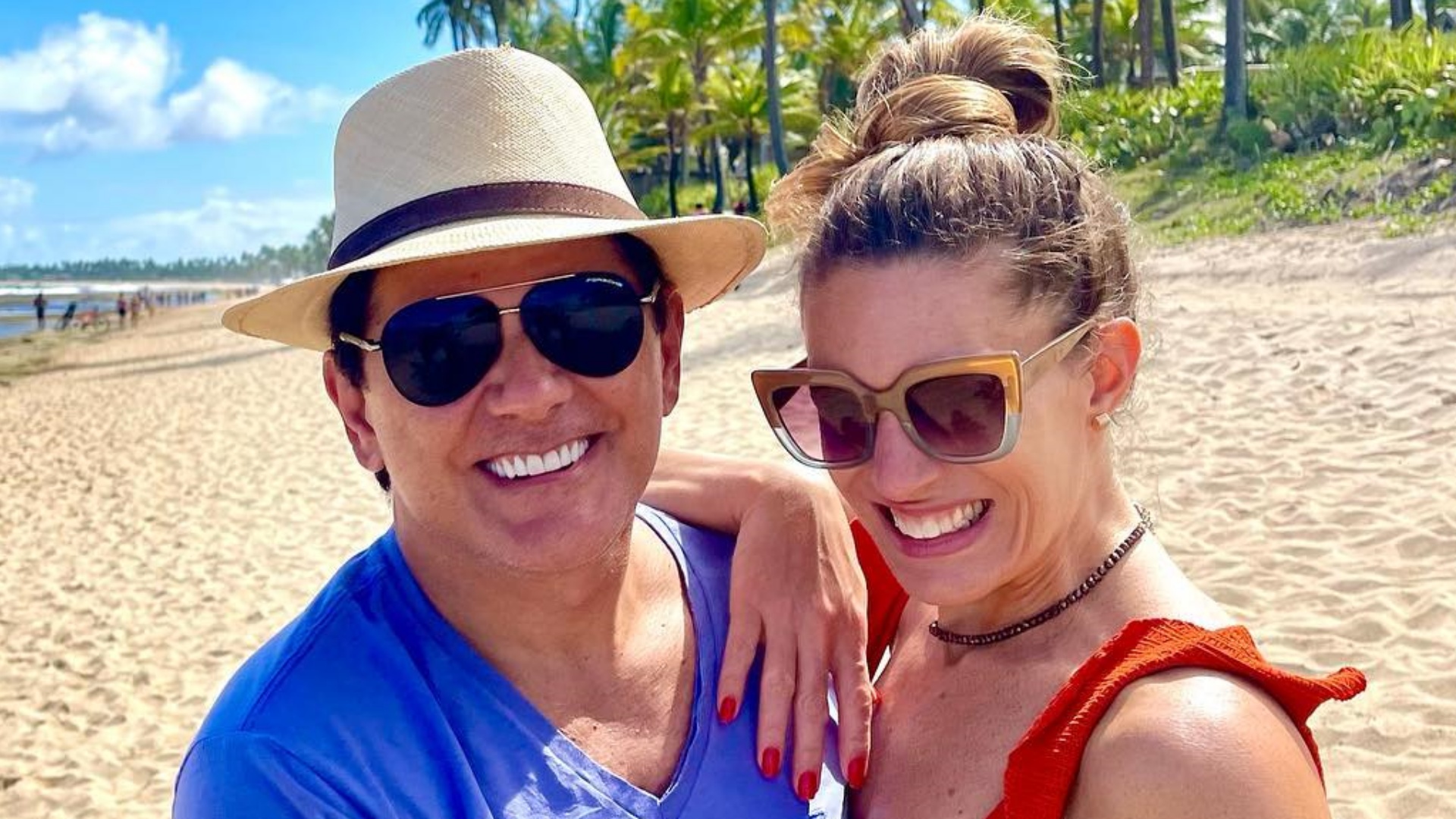 Elaine Mickely posta cliques românticos durante viagem com César Filho: “Te amo”