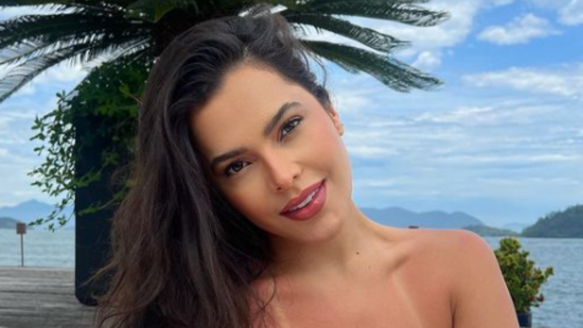 Emilly Araújo deixa seguidores babando ao surgir de biquíni rosa