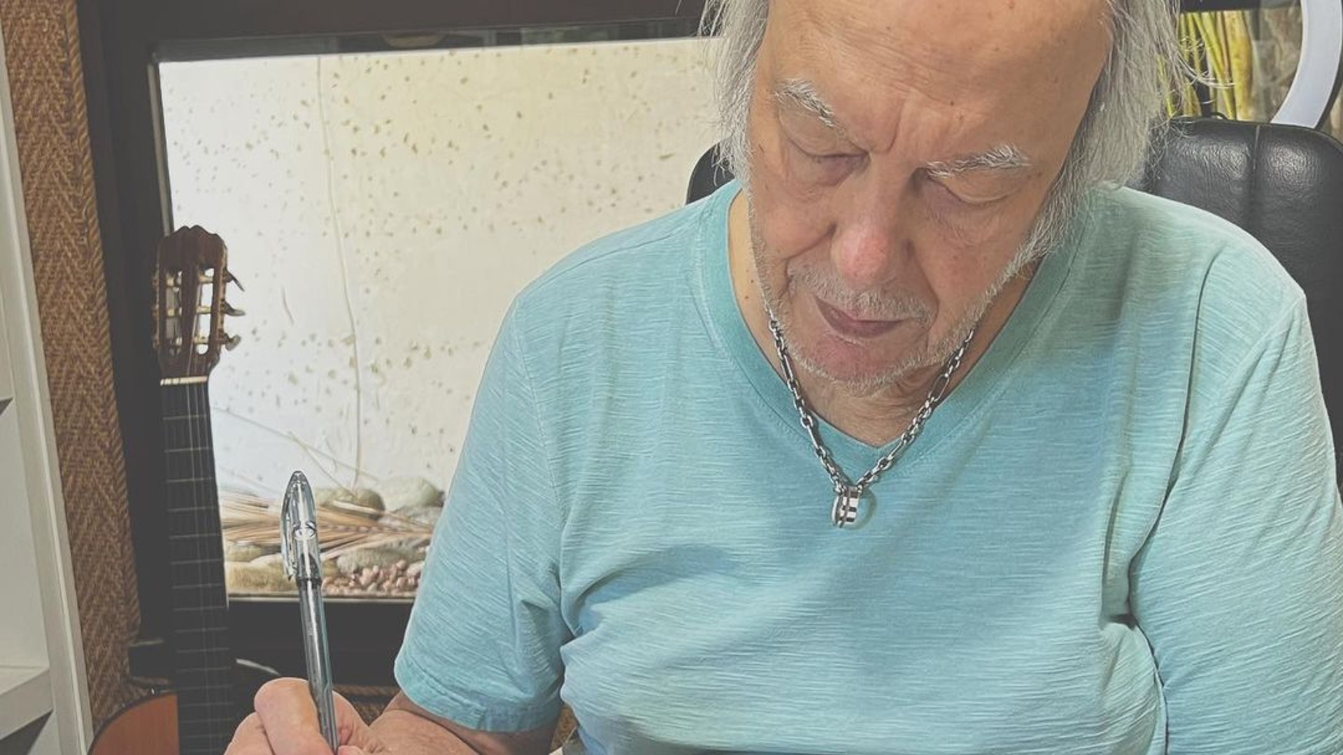 “Renovei o jornal semana passada e hoje chegou com você na capa”, diz viúva de Erasmo Carlos
