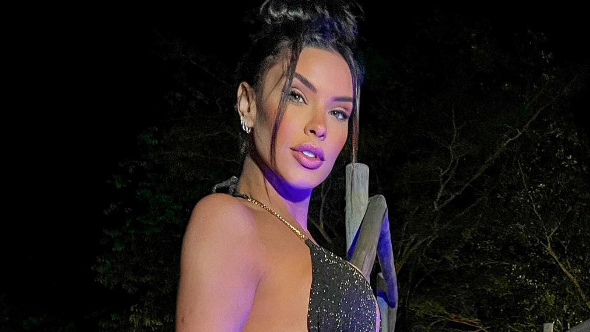 Ex-BBB Ivy Moraes exibe curvas impecáveis ao surgir com biquíni cavado na piscina: “Musa”