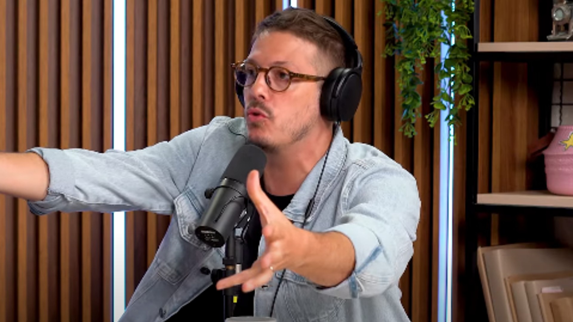 Fabio Porchat comenta look inusitado que Maíra Cardi usou para seu casamento