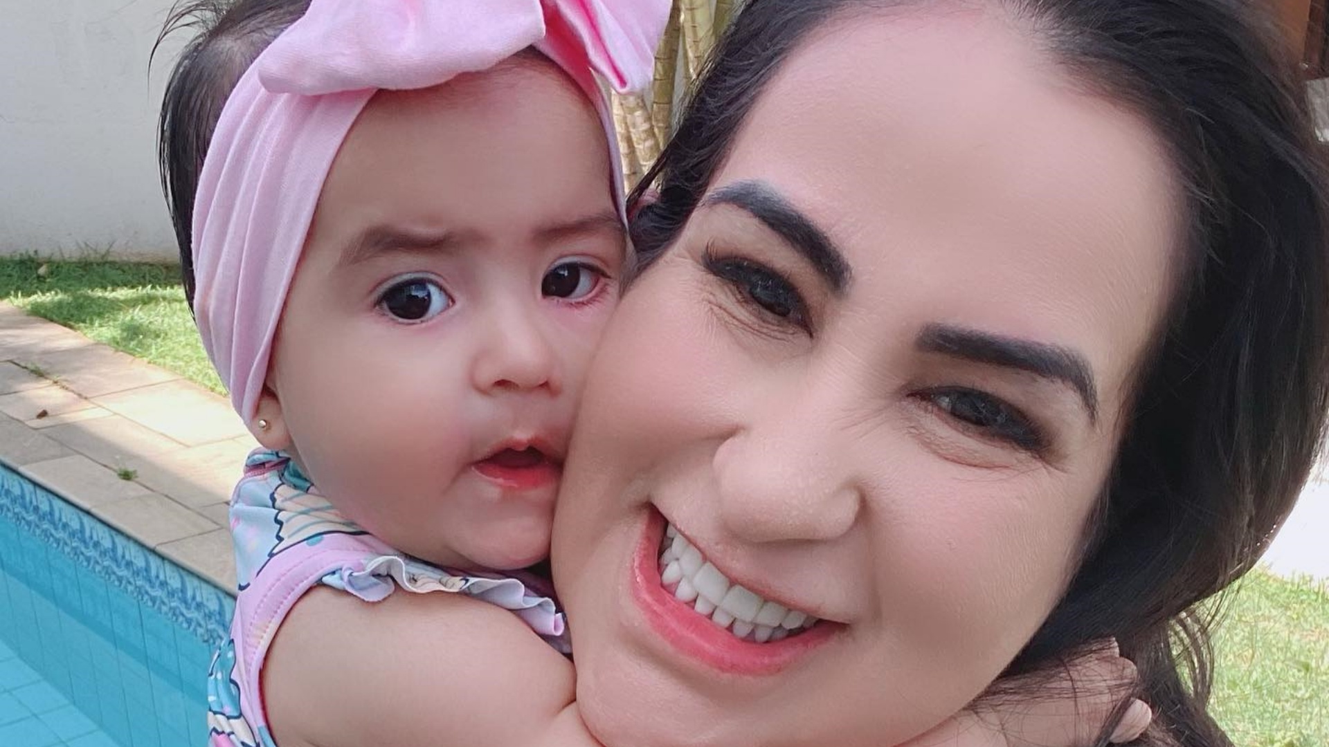 Fabiola Gadelha encanta ao mostrar a filha de maiô: “A natação foi com a mamãe”