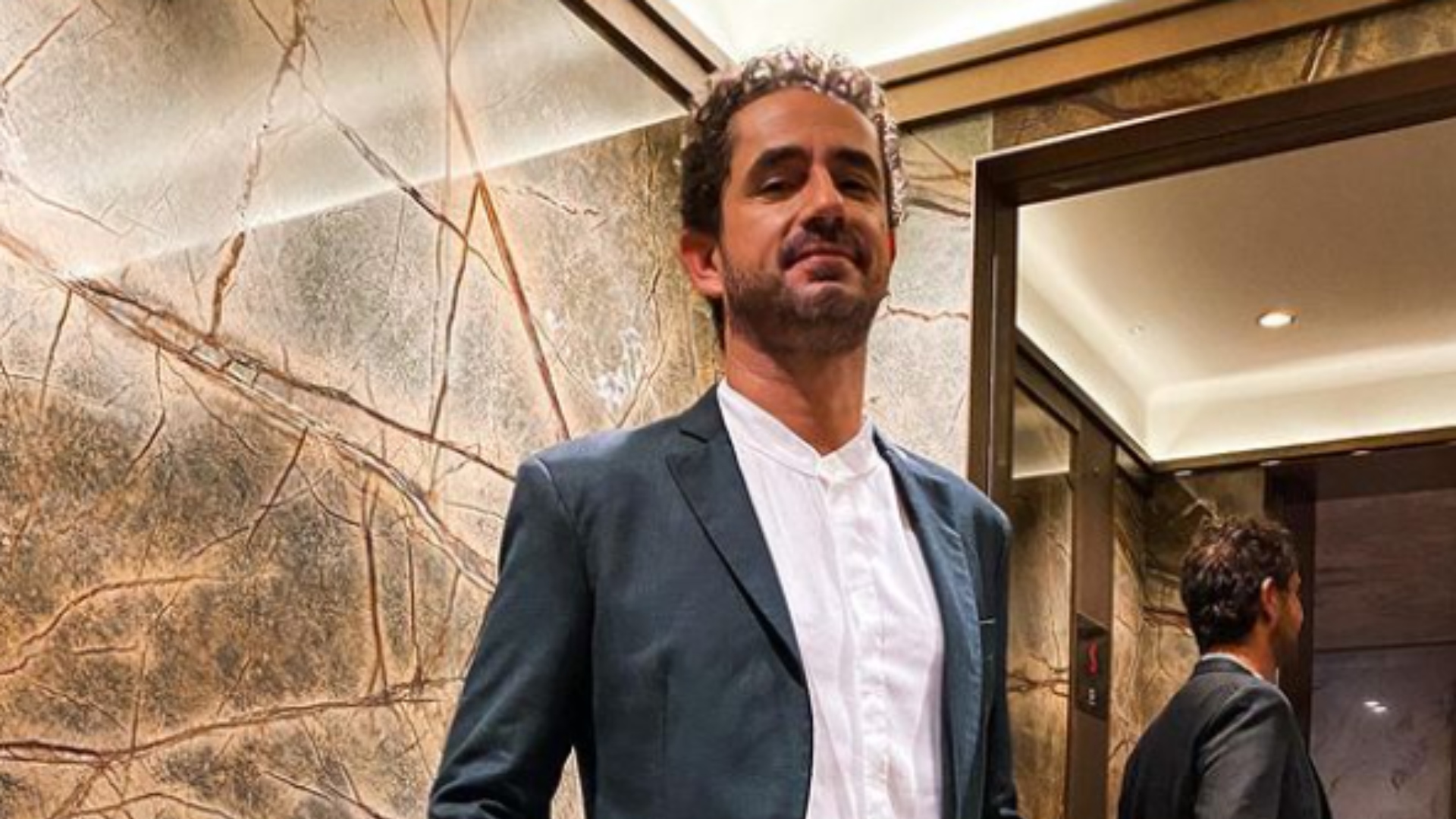 À caminho do Catar, Felipe Andreoli não segura o choro ao se despedir dos filhos e da esposa