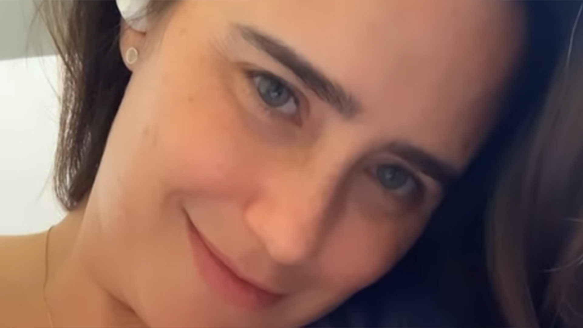 Fernanda Vasconcellos surge amamentando o filho, Romeo