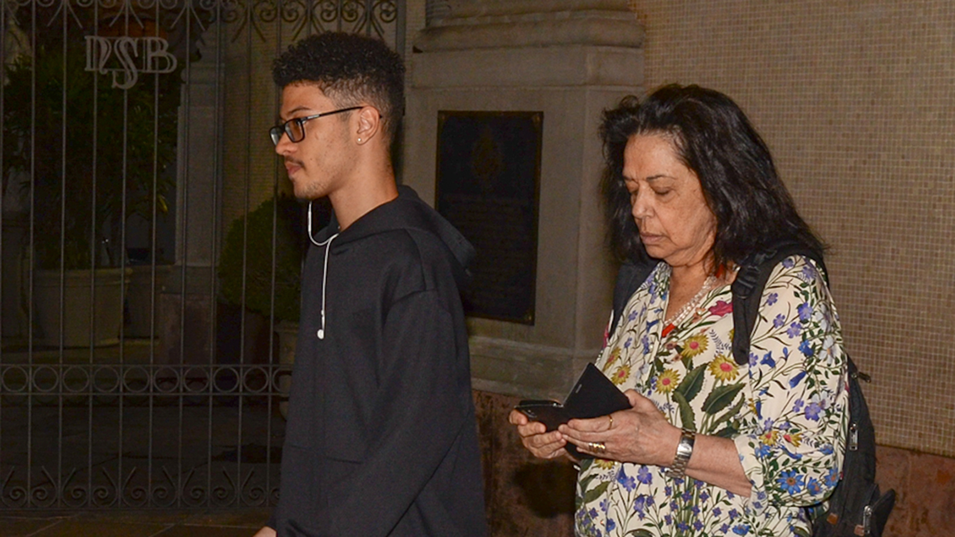 Viúva e filho de Gal Costa vão juntos à missa de sétimo dia da morte da cantora