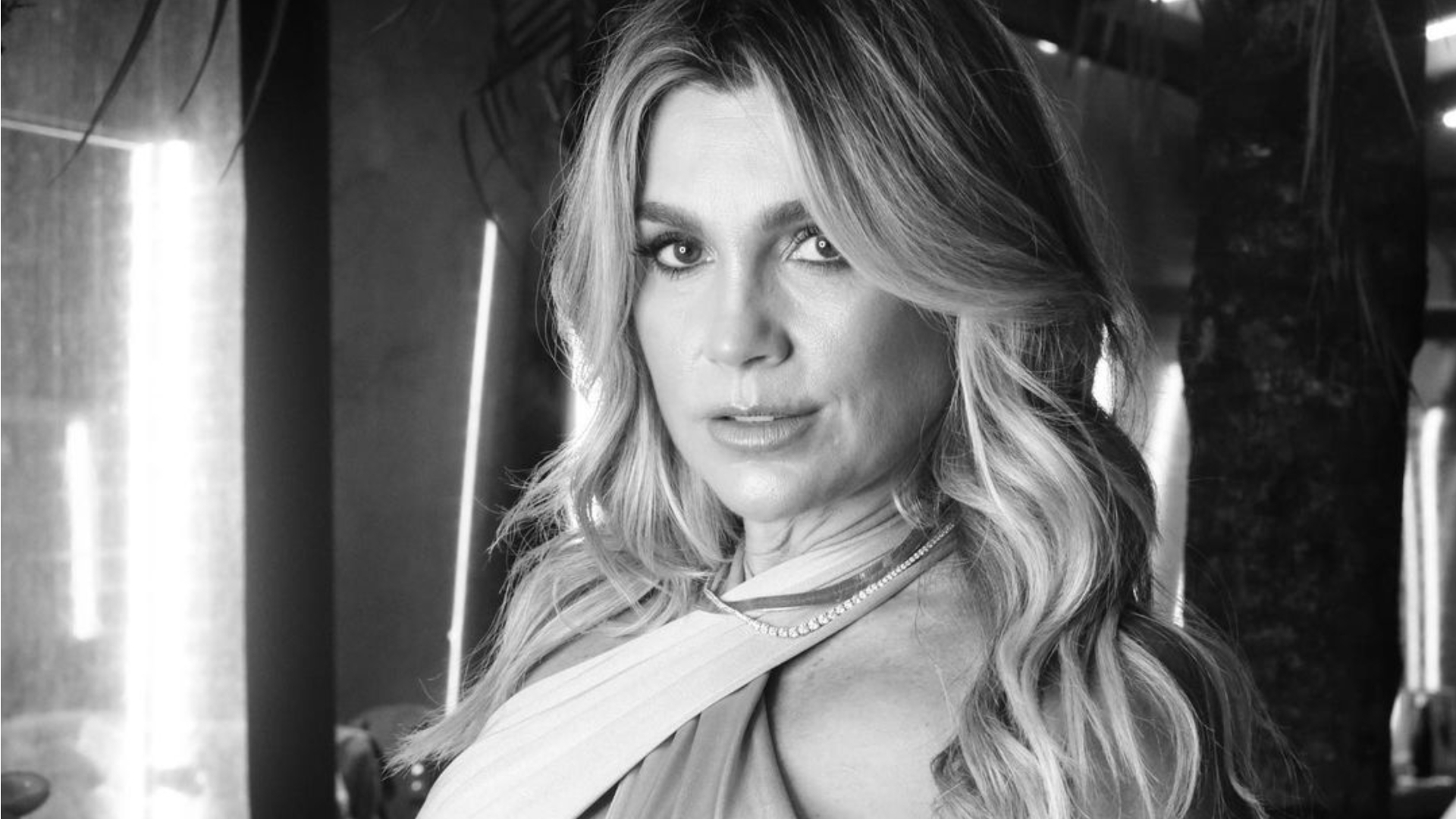 De barriga toda de fora, Flávia Alessandra escandaliza com ‘tanquinho discreto’: ”Mulherão”
