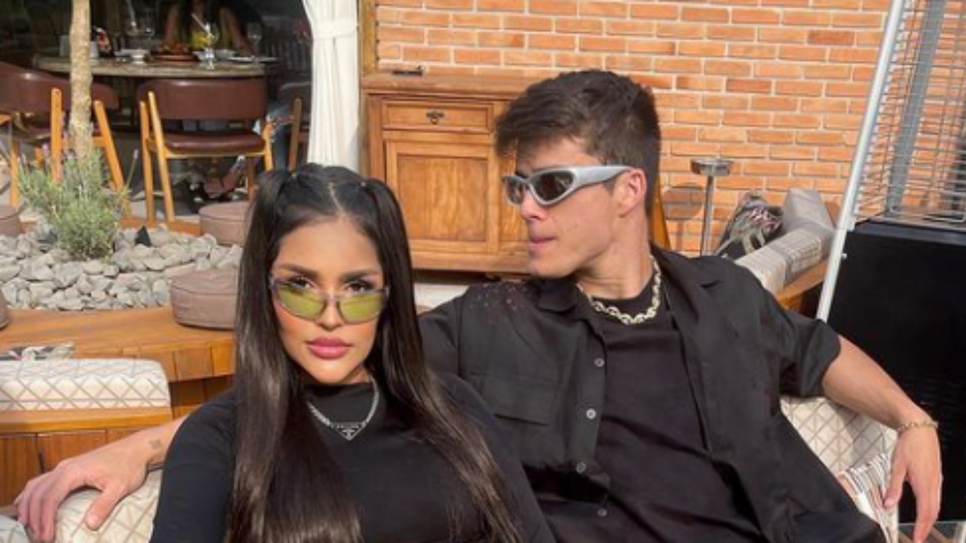 Flay curte domingo estiloso em família ao lado de namorado e filho