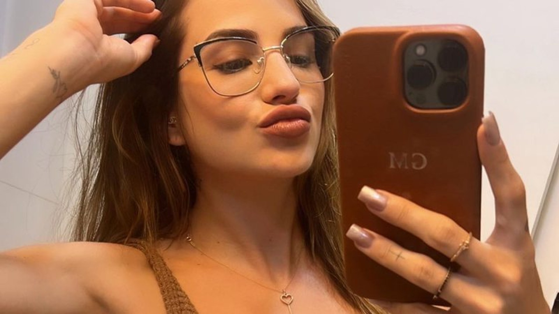 Gabi Martins elege vestido recortado e exibe marca de bronzeado
