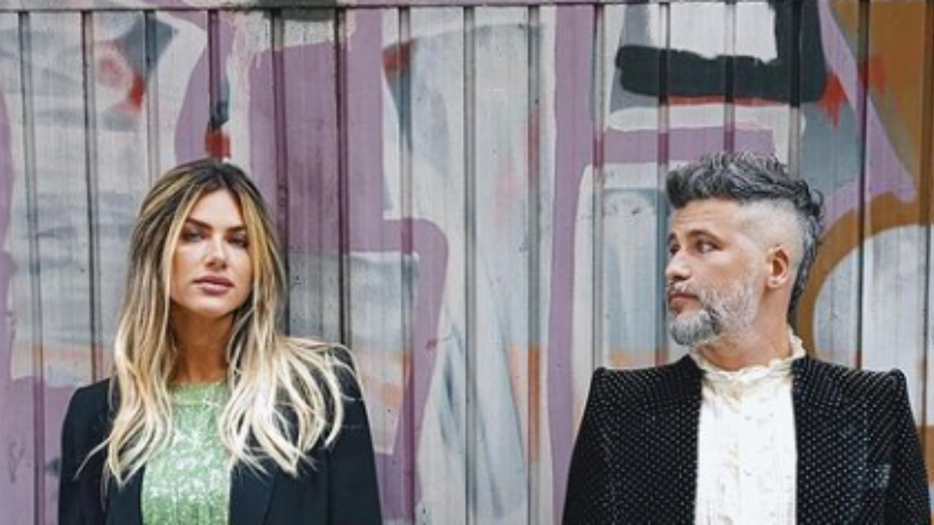 Giovanna Ewbank arranca elogios com look para acompanhar Bruno Gagliasso em prêmio