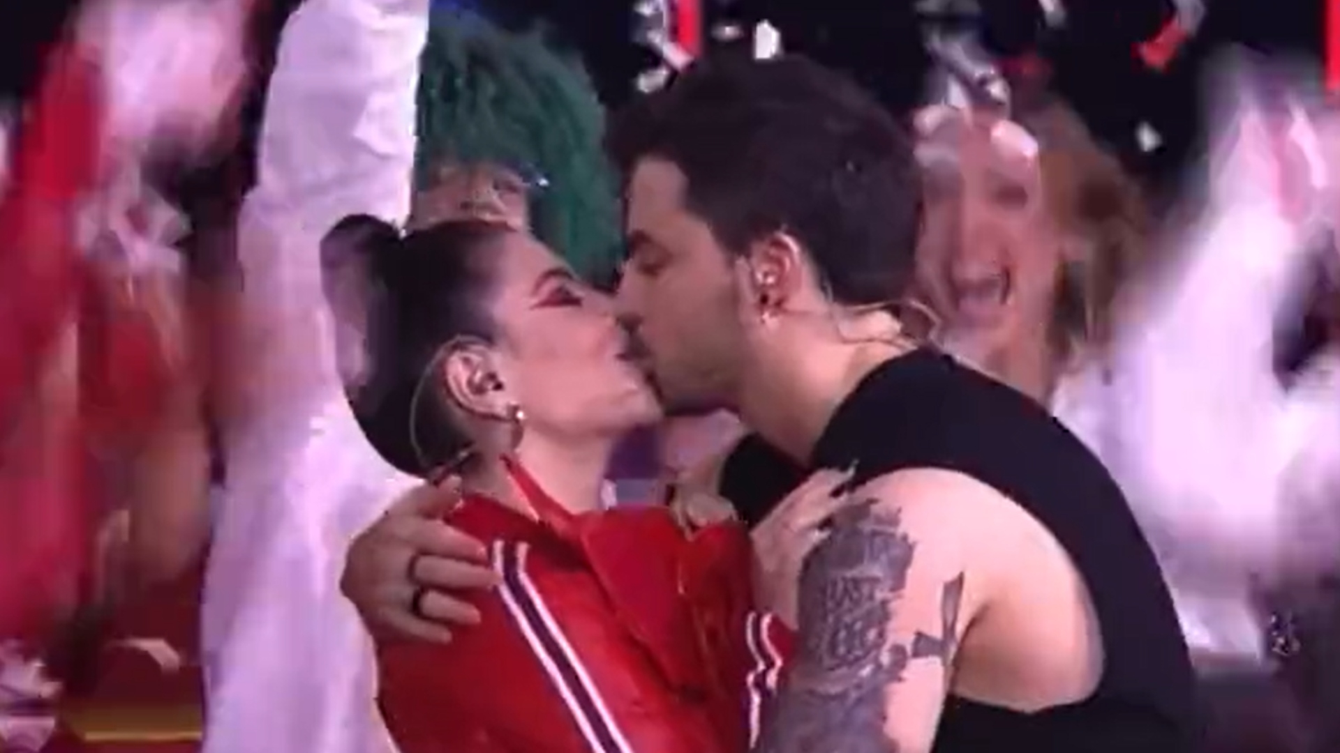 Gkay e Felipe Neto se beijam após pedidos de convidados de festa