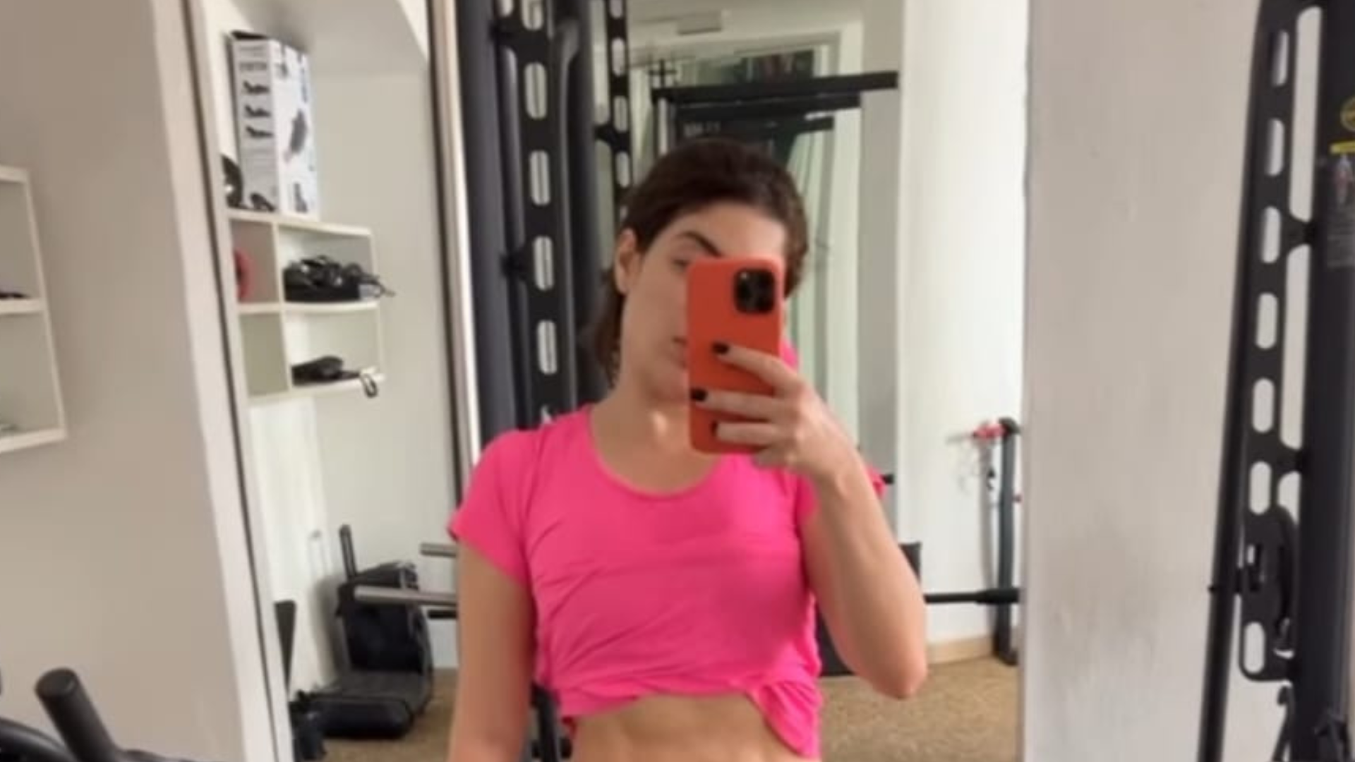 Gkay exibe abdômen trincado e cinturinha de milhões nos stories
