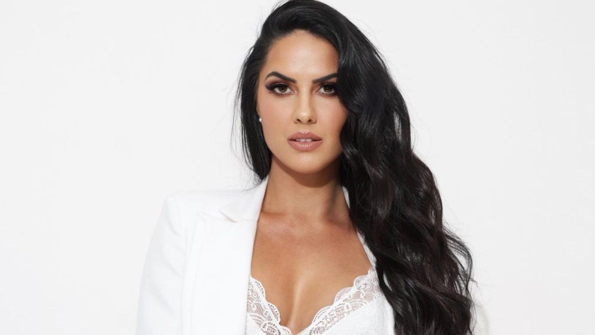 De lingerie branca, Graciele Lacerda ultrapassa limites da beleza e choca: ”Maravilhosa”