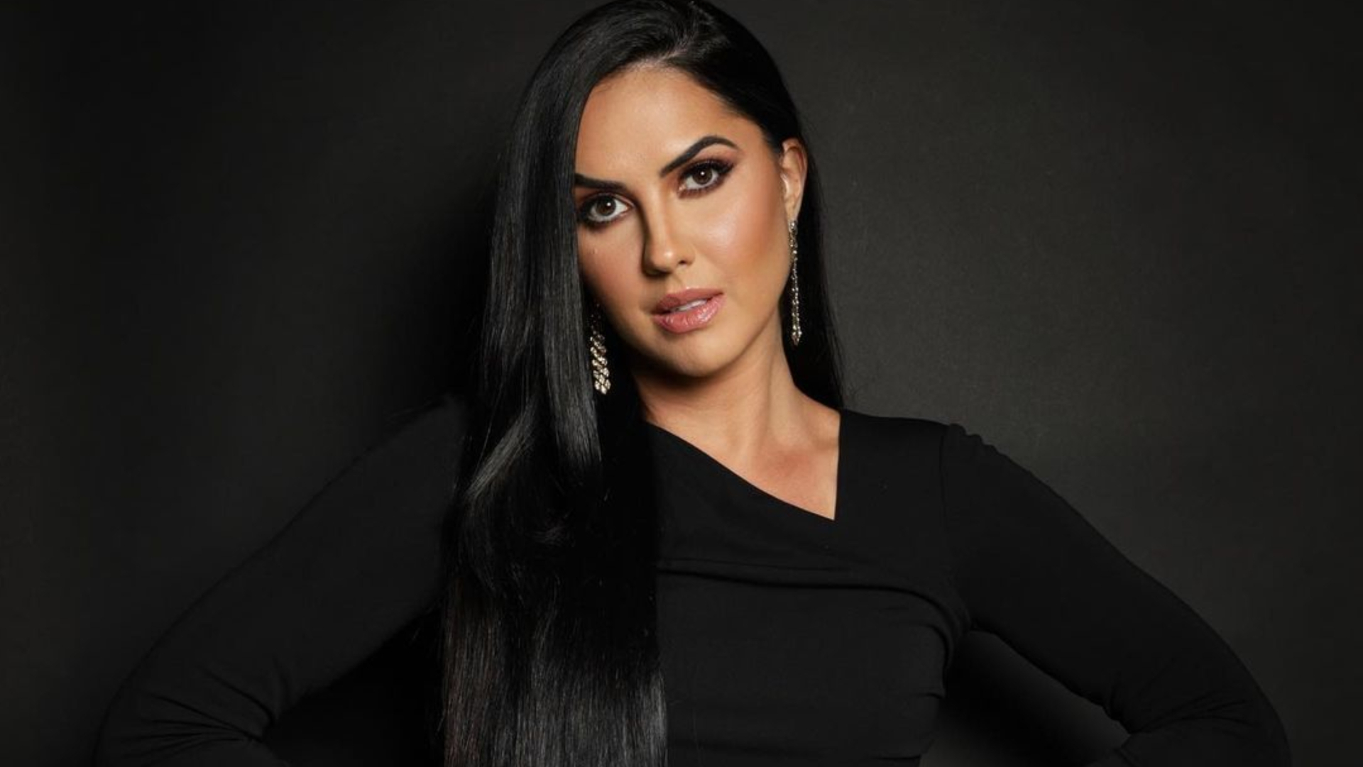 De vestido coladíssimo, Graciele Lacerda exibe corpaço estourando: ”Lindíssima”