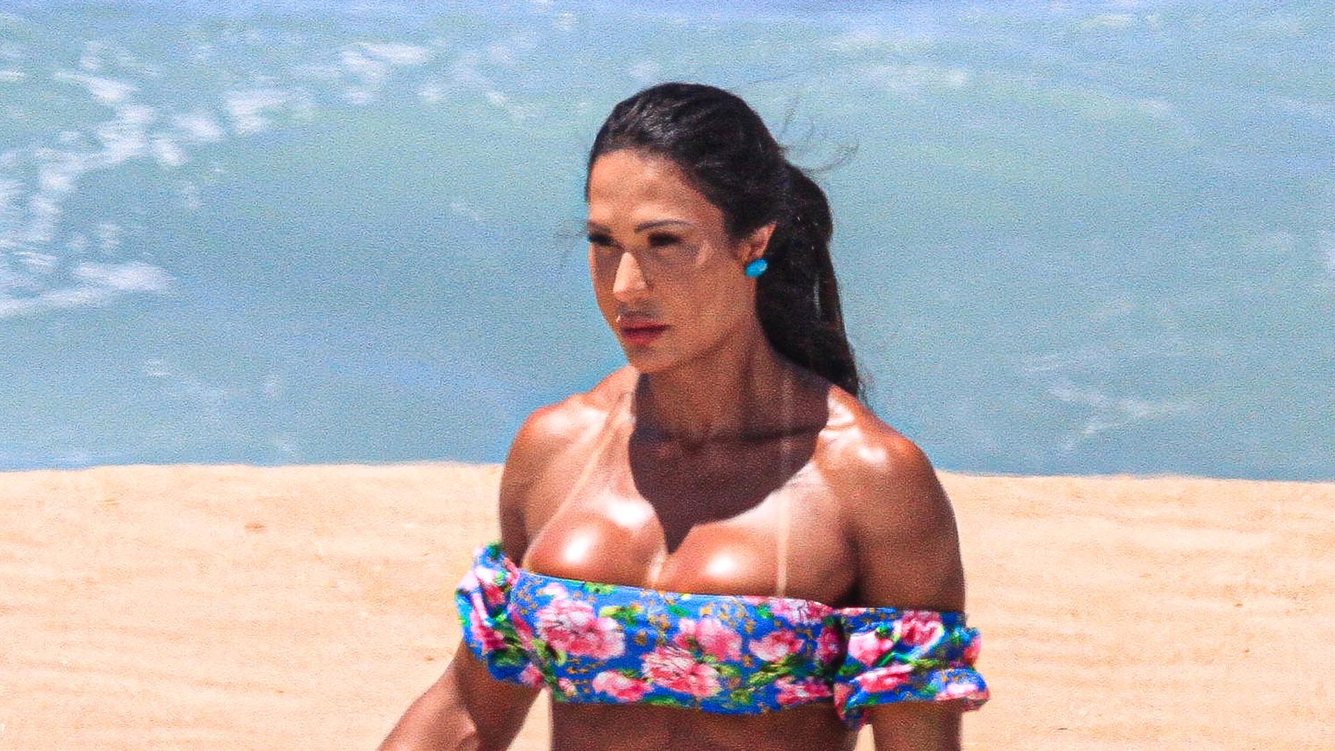 Gracyanne Barbosa exibe boa forma em dia de gravação na praia