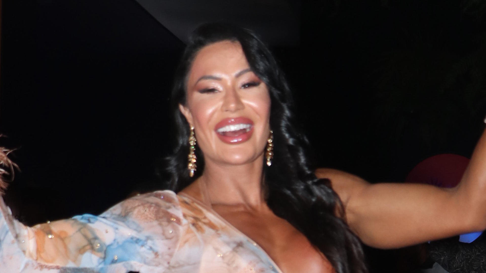 Gracyanne Barbosa deixa a barriga trincada à mostra em look ousado para evento