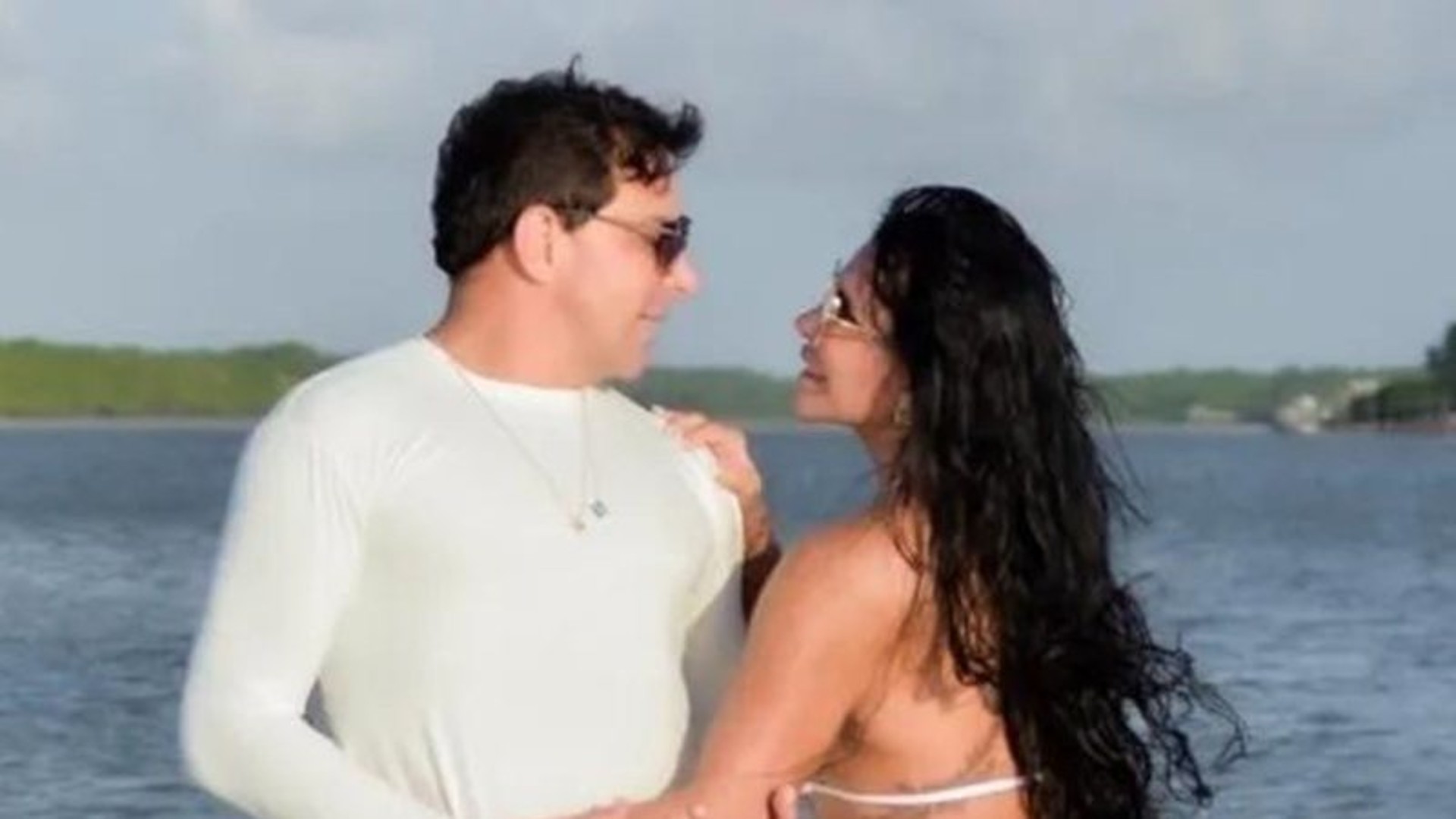 Gretchen posa de biquíni fio-dental em clique ousado ao lado do marido: “Amor da minha vida”