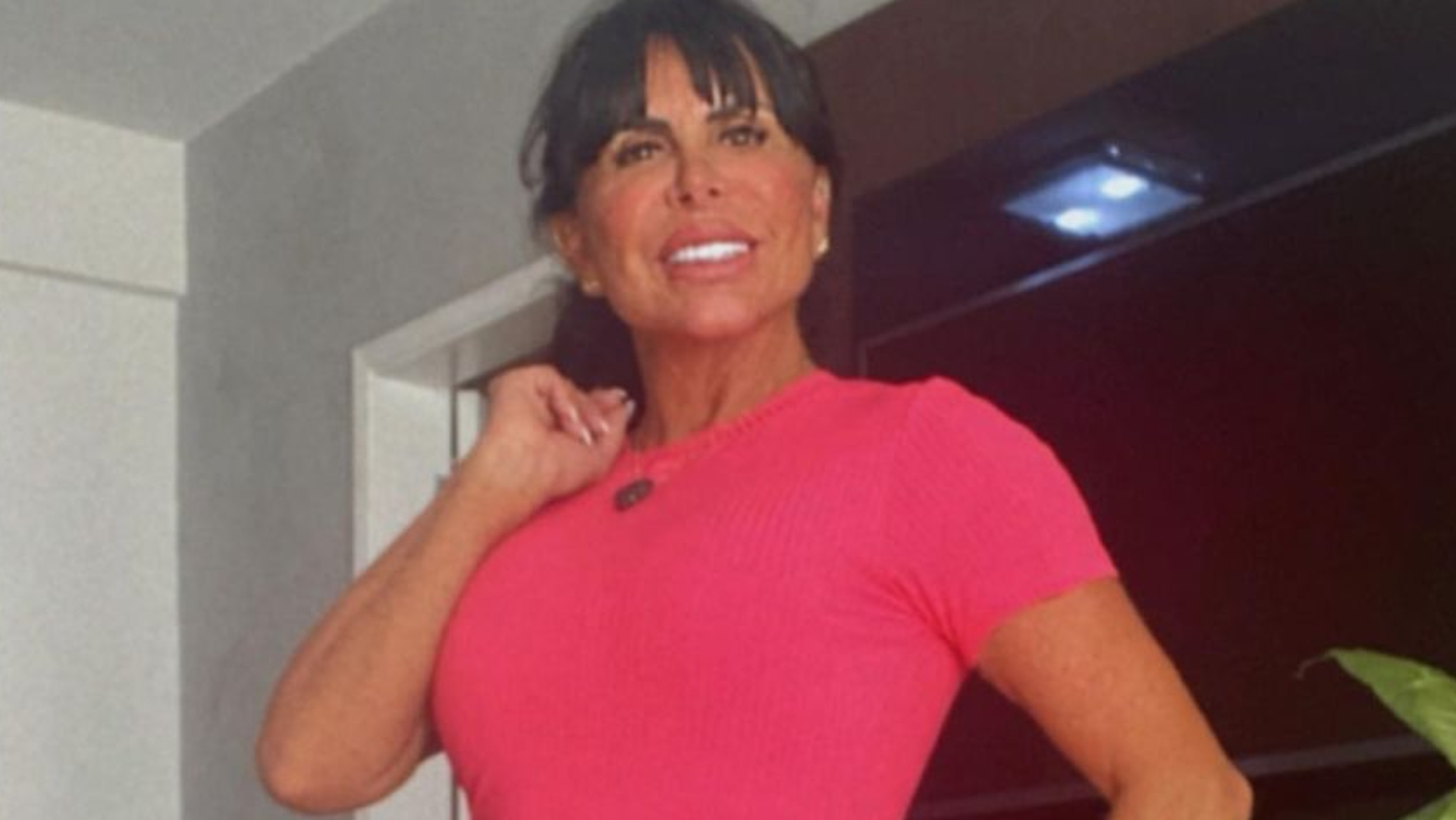 Gretchen elege vestidinho colado com recorte na barriga e arrasa: ”Maravilhosa”