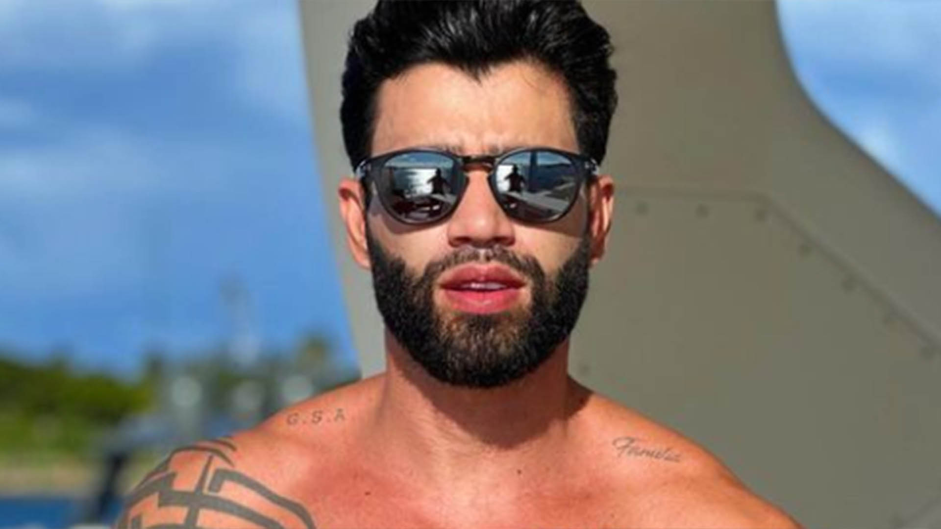 Gusttavo Lima veta a entrada de amigos em sua mansão durante festa