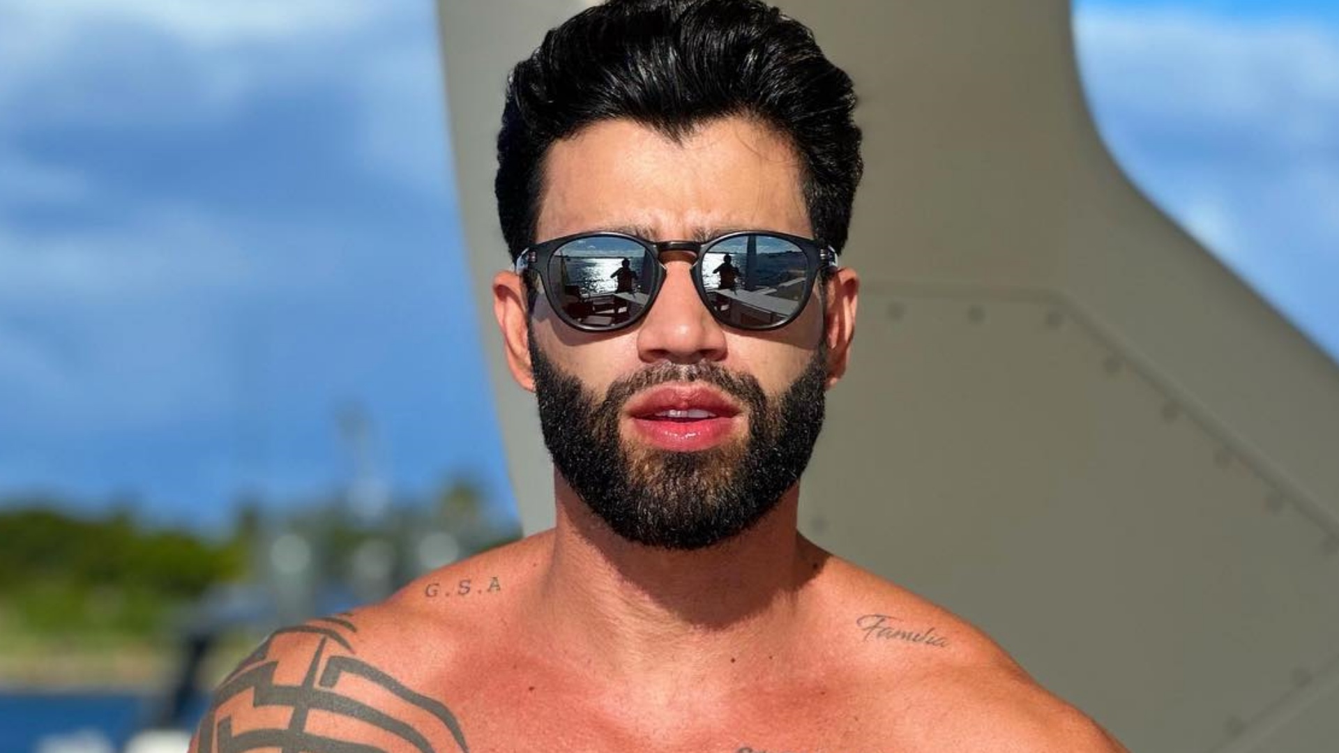 Gusttavo Lima leva fãs à loucura ao surgir de sunga durante passeio de lancha: “Dei zoom”