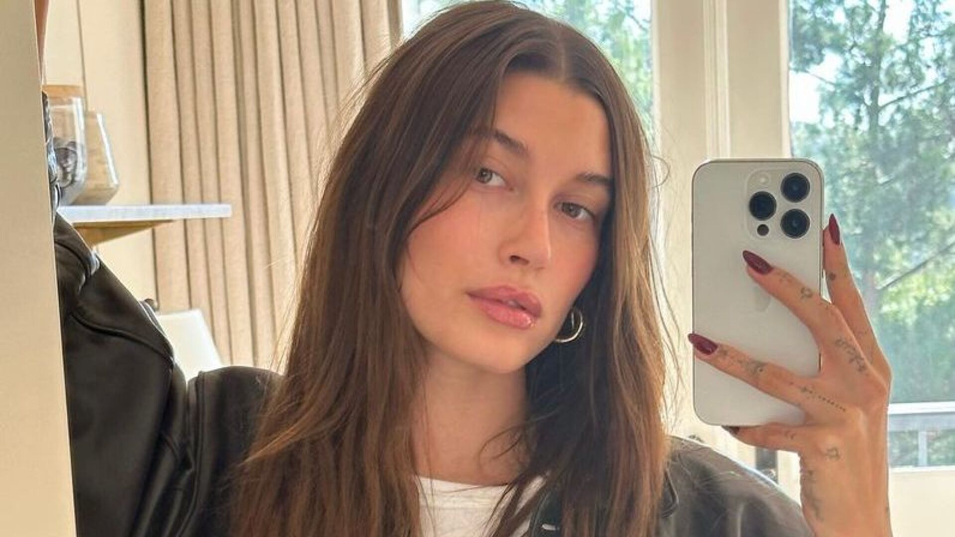 Hailey Bieber nega rumores de gravidez e revela diagnóstico: “É doloroso”