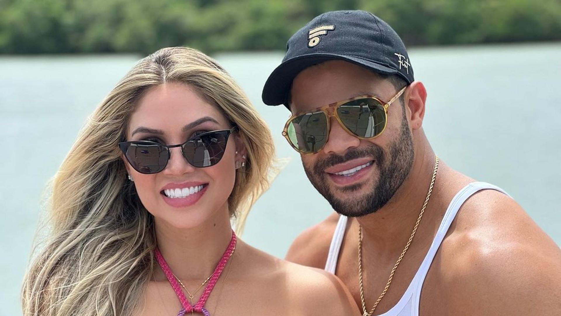 Hulk Paraíba faz declaração para esposa e corpo turbinado em biquíni choca