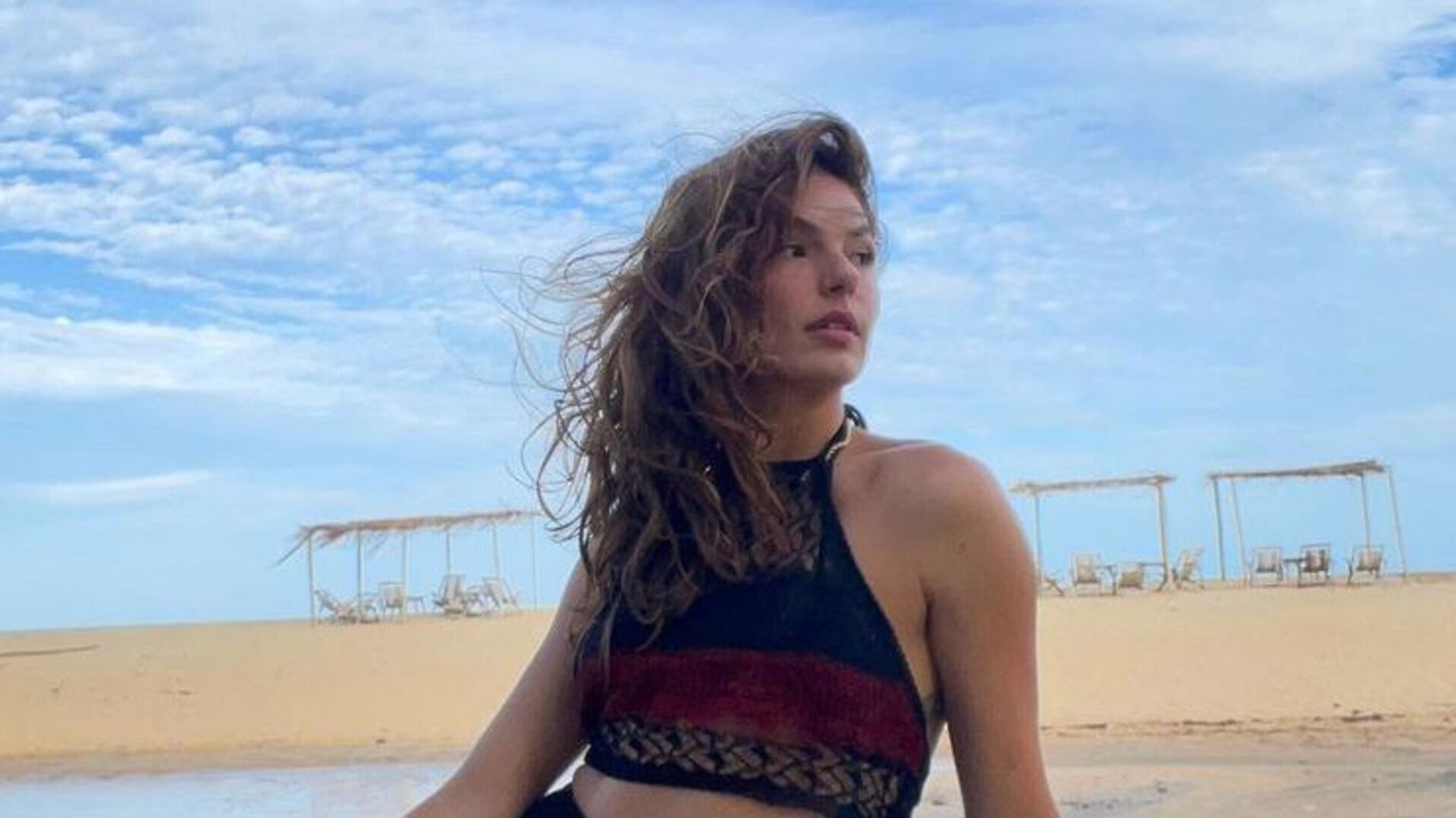 Exibindo corpo escultural, Isis Valverde aproveita domingo de praia na Bahia