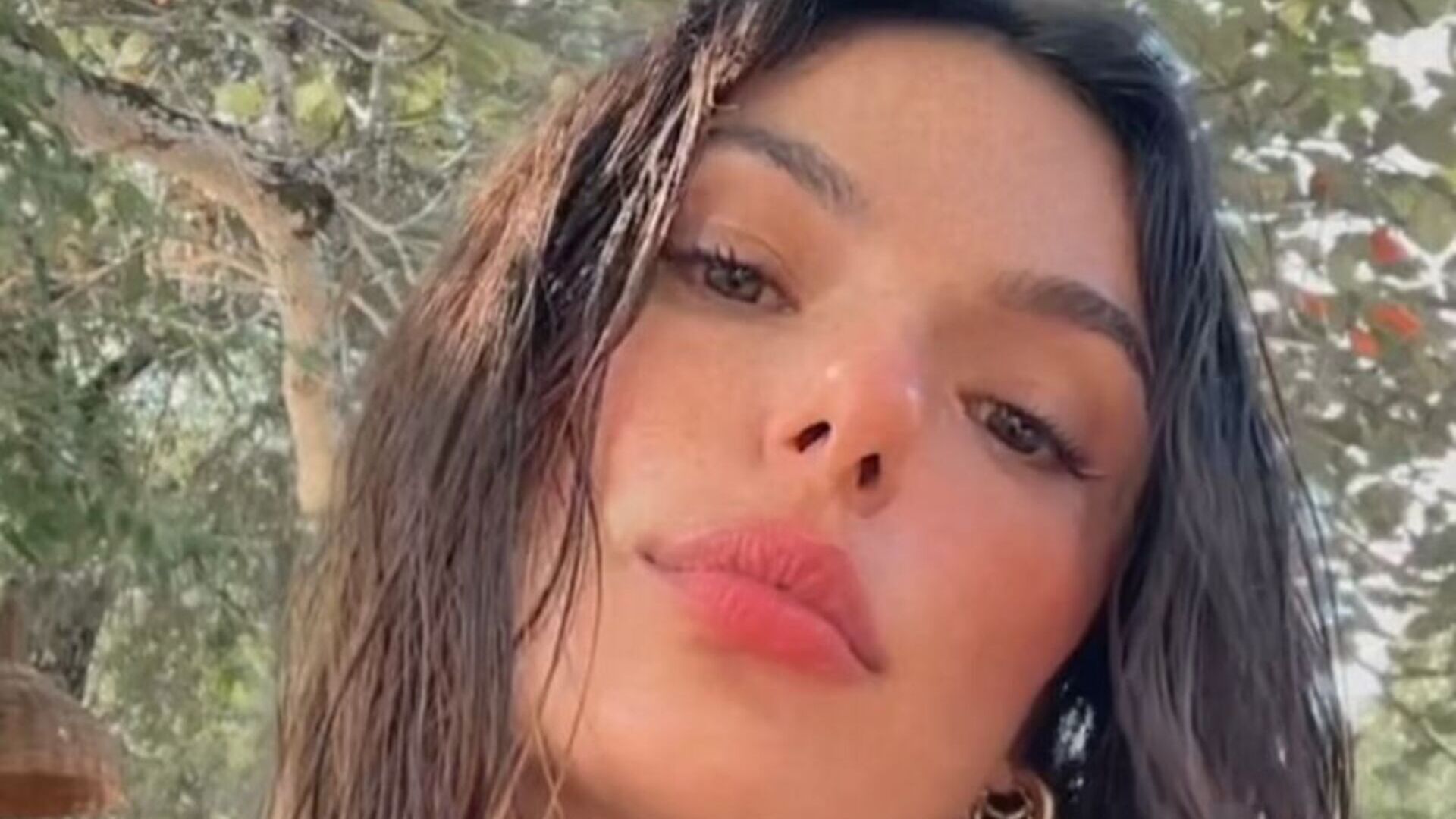 Isis Valverde esbanja beleza ao compartilhar vídeo relembrando viagem a Bahia