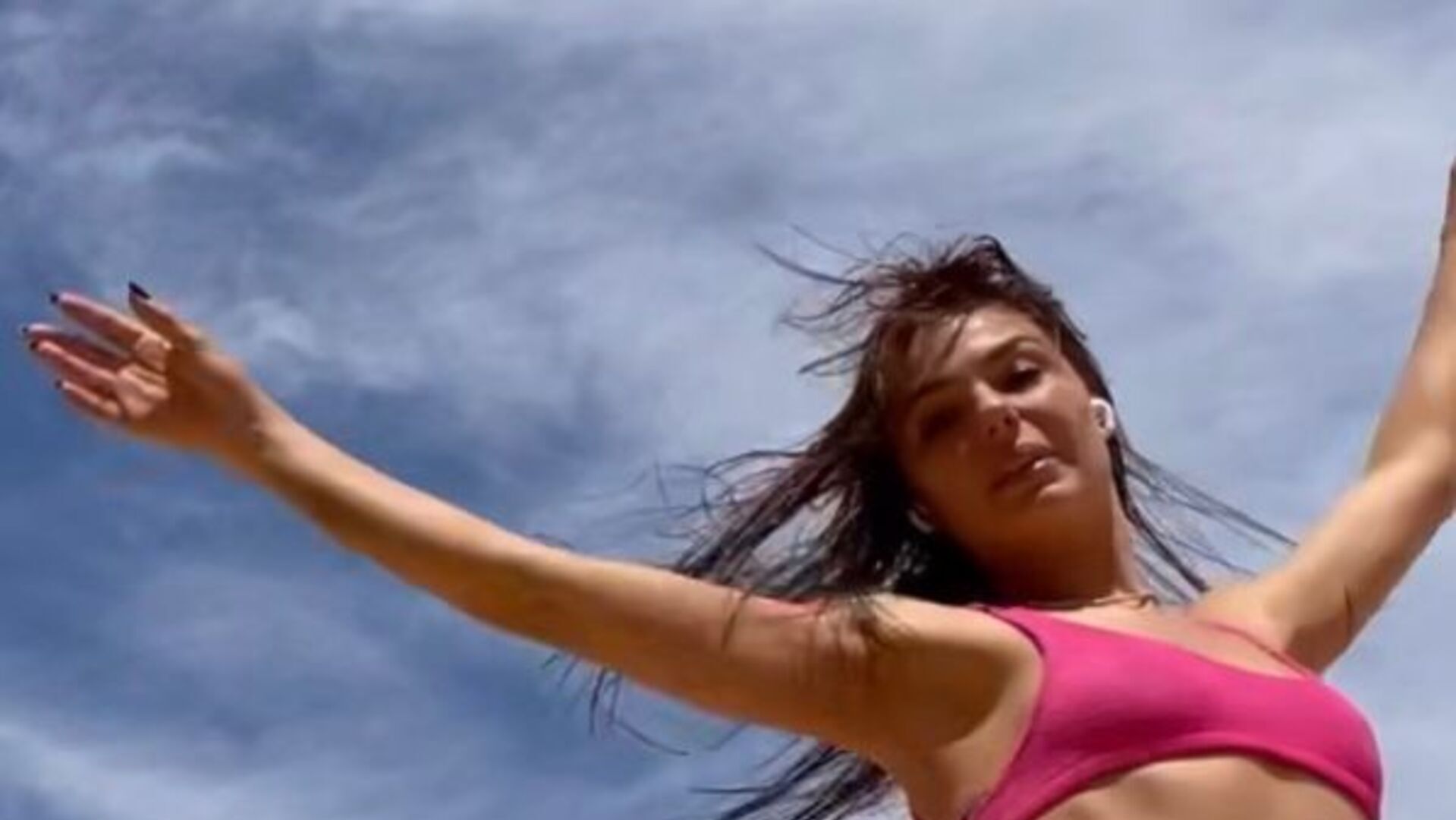 Isis Valverde compartilha vídeo exibindo corpo escultural e momentos de viagens