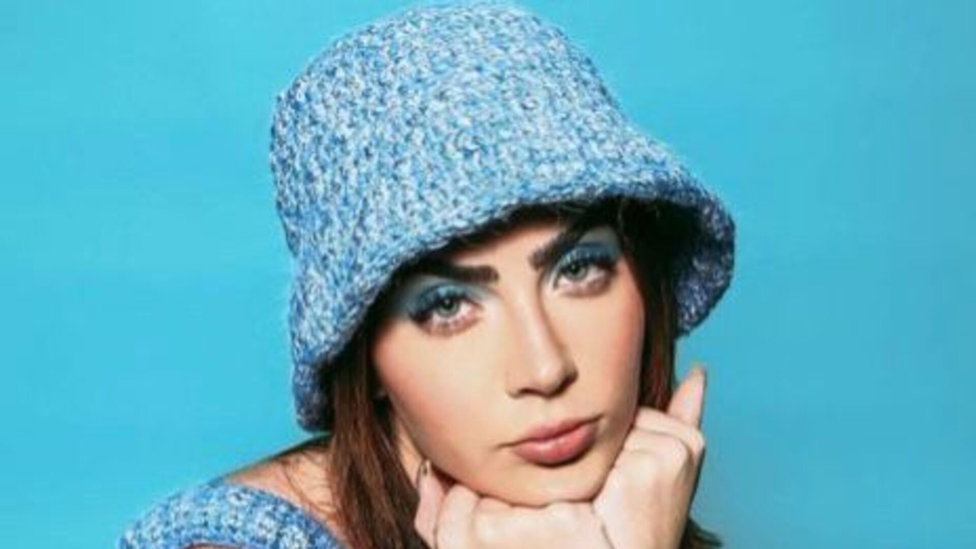 Jade Picon ultrapassa limites da beleza ao posar com look todo azul