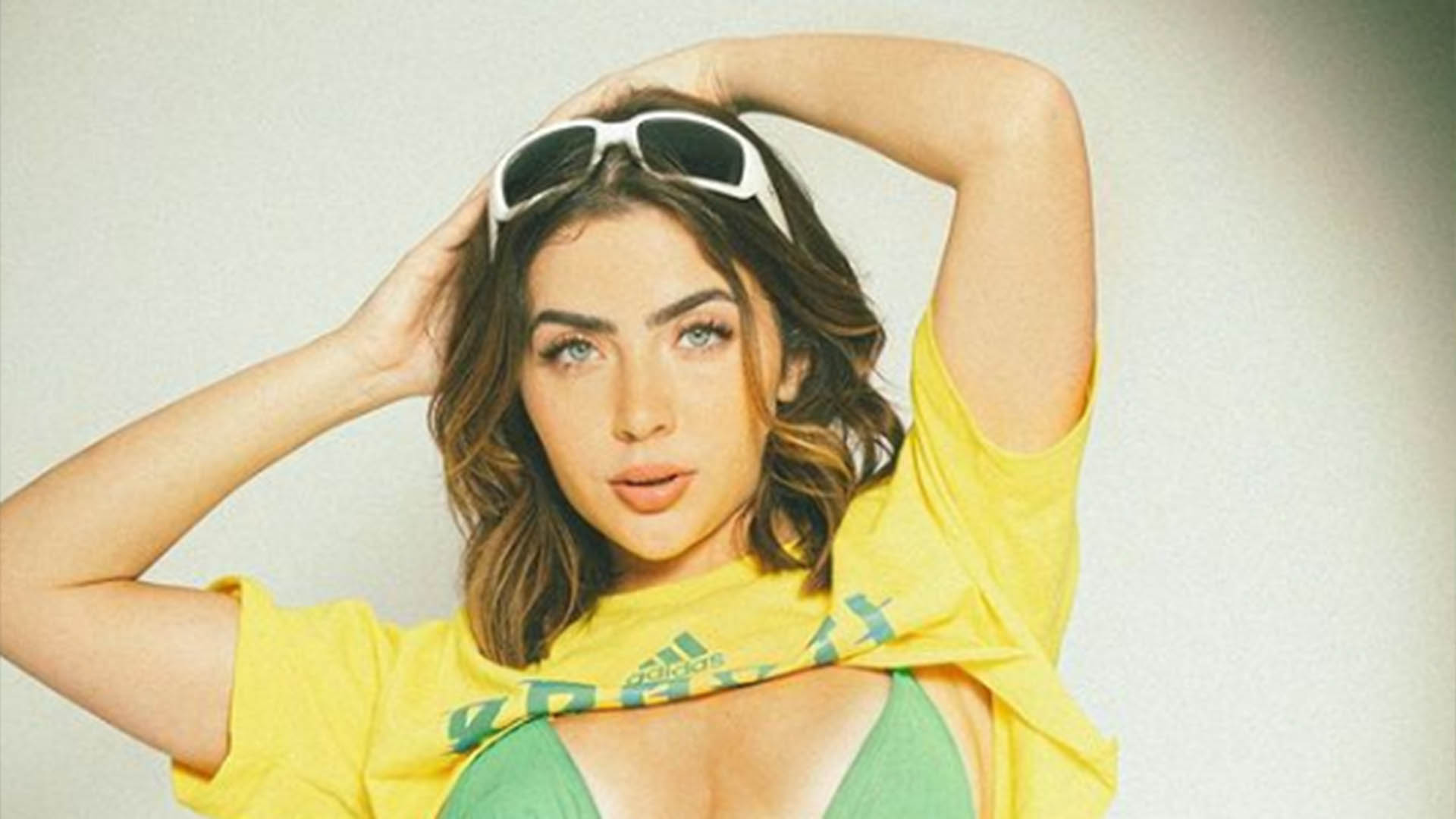 Jade Picon coloca o biquíni mínimo para torcer pela seleção brasileira