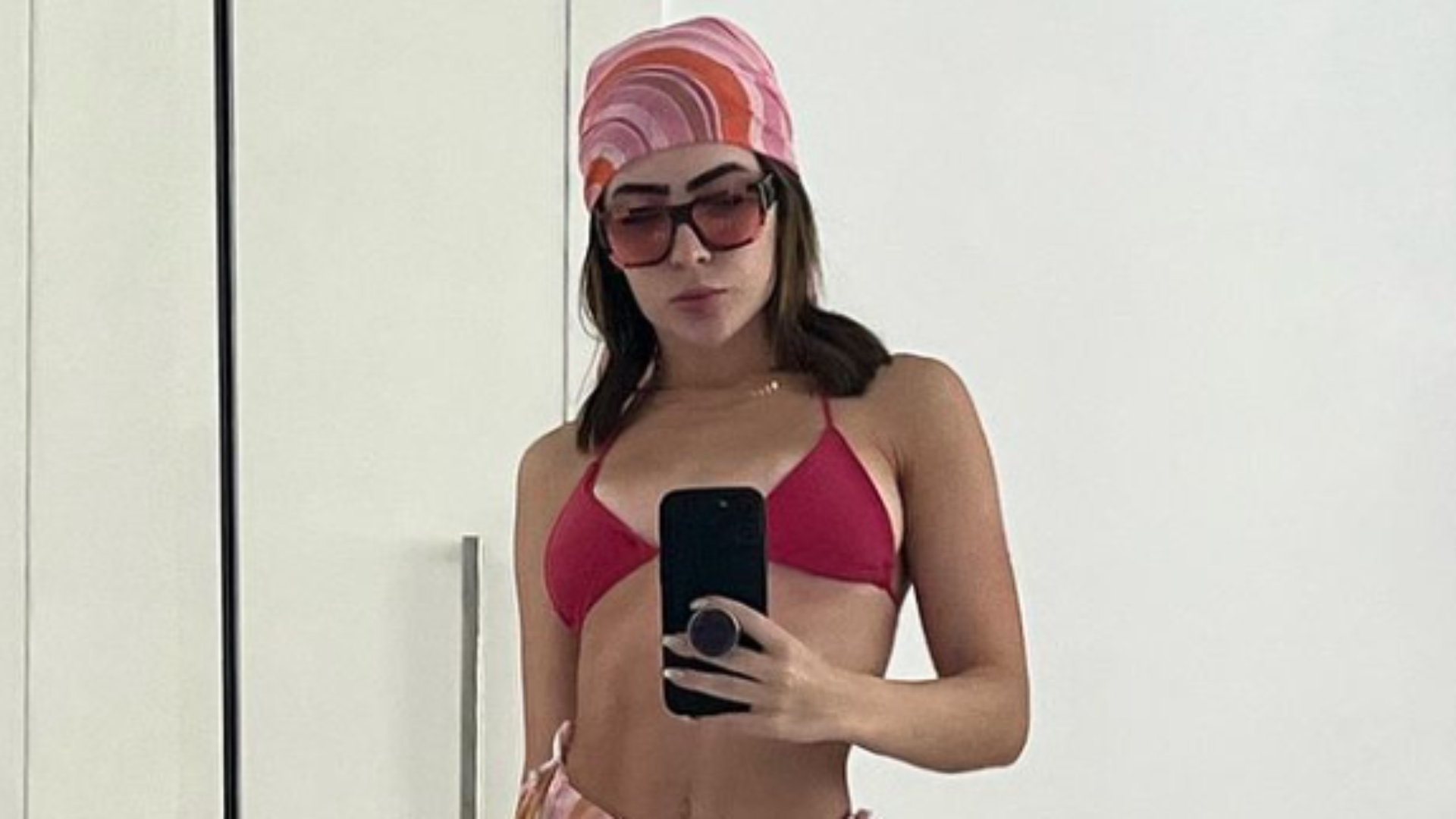 Jade Picon abre álbum de fotos no espelho e deixa seguidores babando
