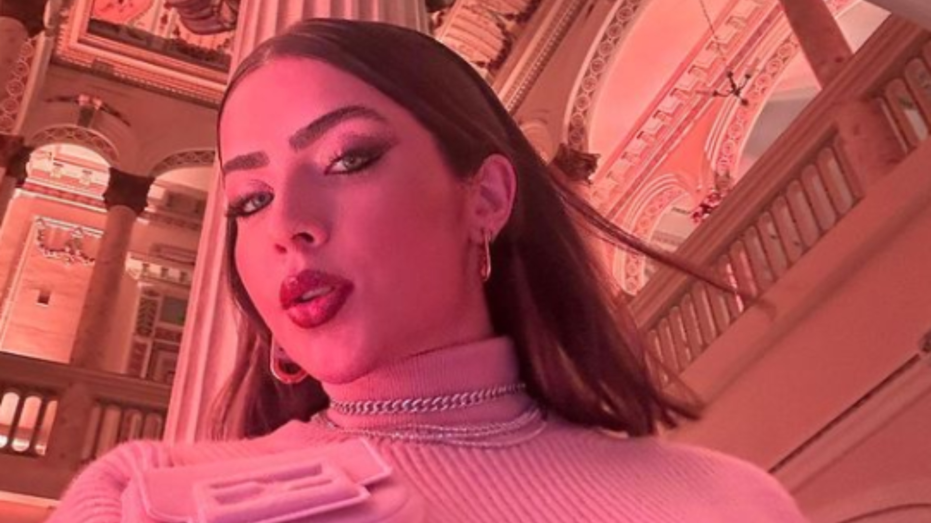 Jade Picon curte noite especial com amigas em festa e saia brilhante
