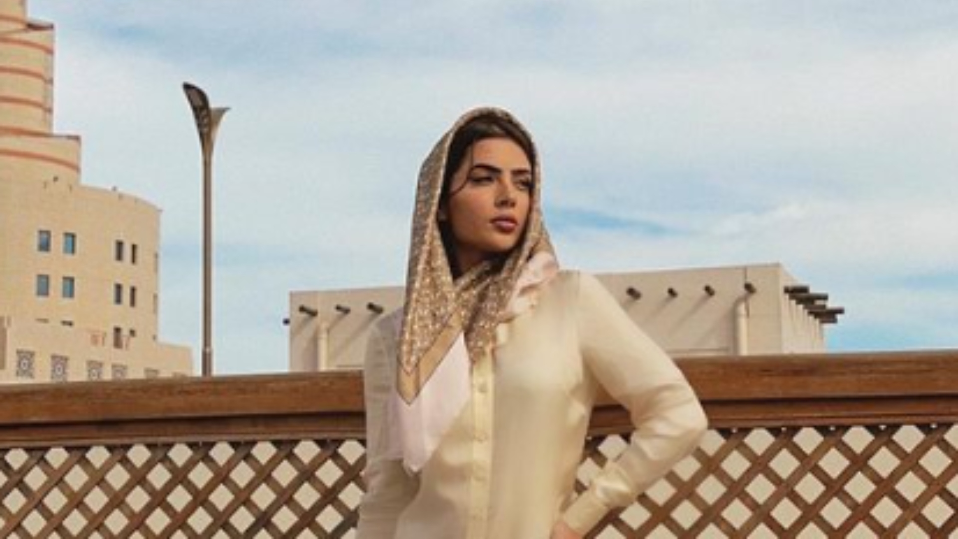 Jade Picon mostra detalhes de dia de passeio no Catar com look típico do país árabe