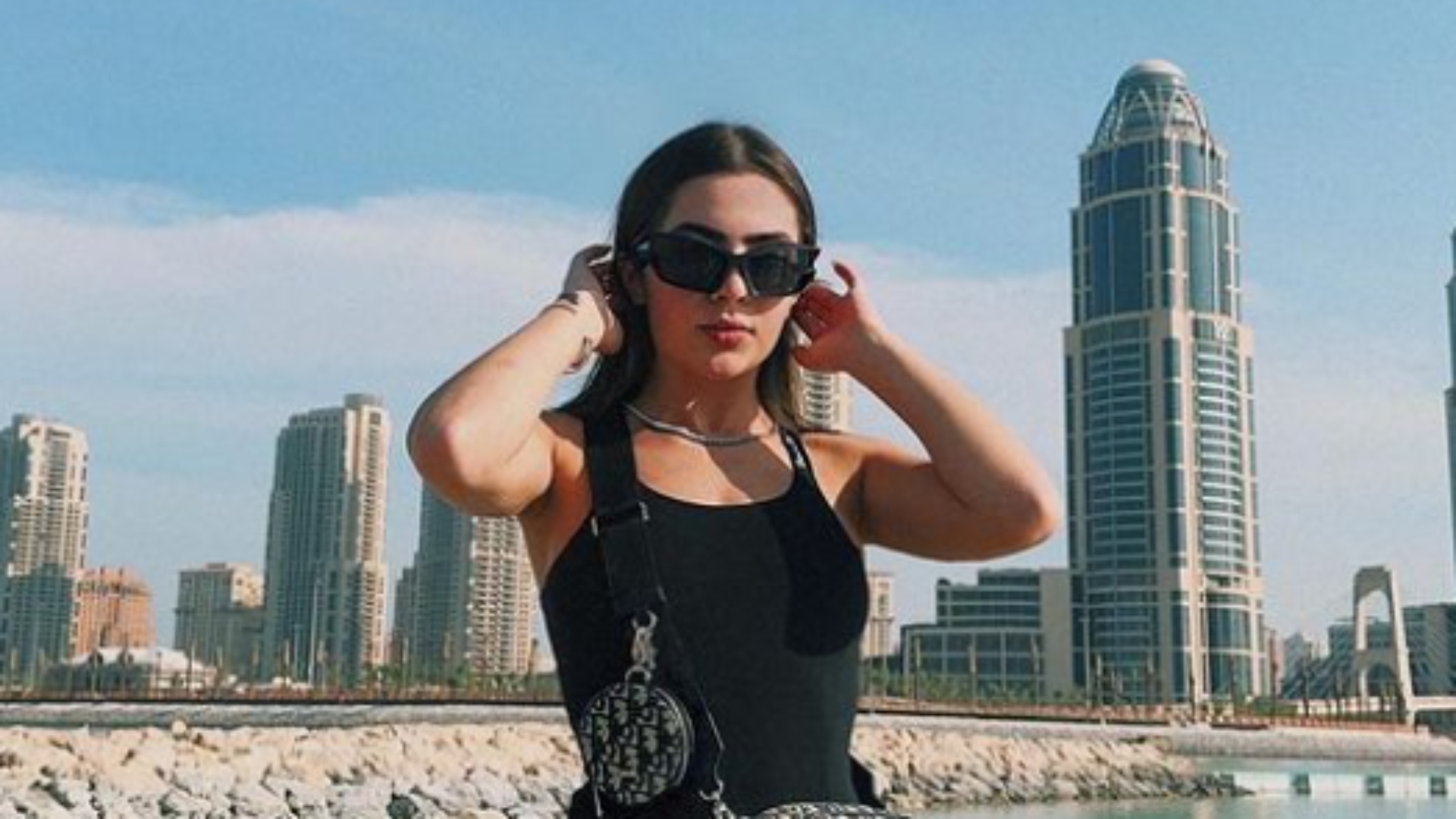 Jade Picon aposta em shortinho e regata preta para passeio no Catar