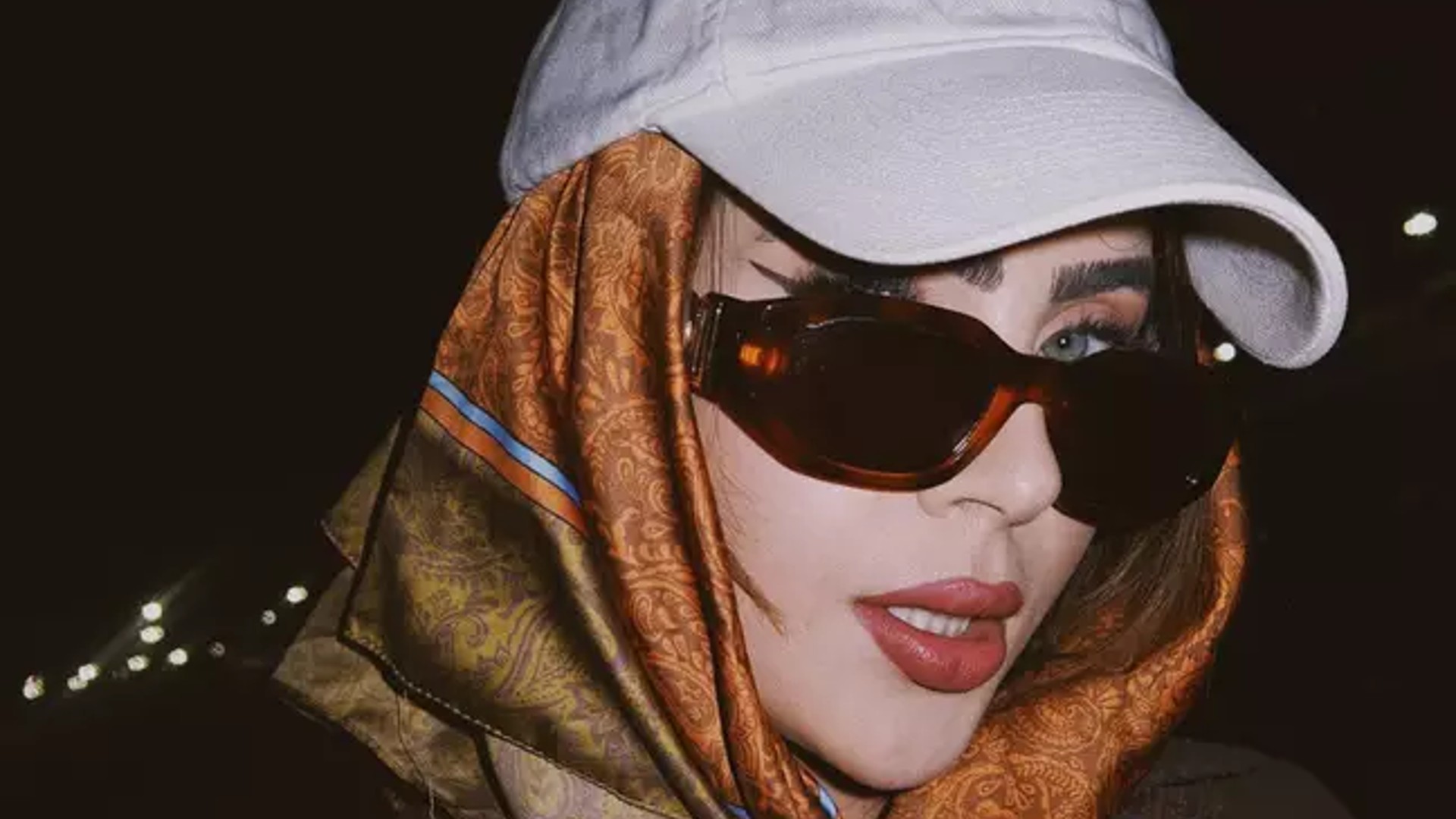 Jade Picon se joga na tendência de usar lenço com boné em evento na capital paulista