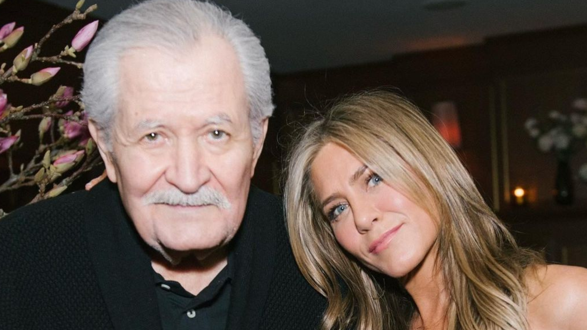 Jennifer Aniston lamenta a morte do pai: ‘Em paz e sem dor’