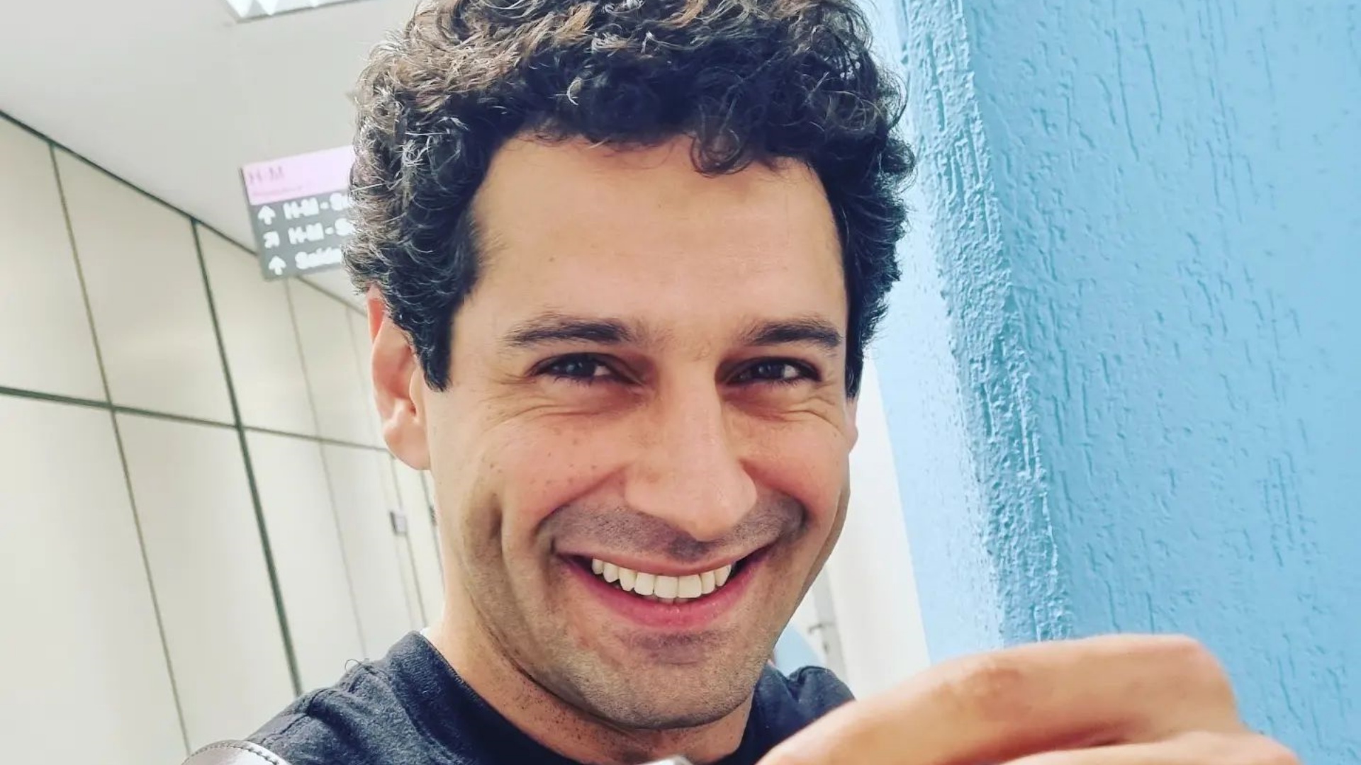 João Baldasserini exibe crachá e celebra trabalho no SBT: “Vai ser incrível”