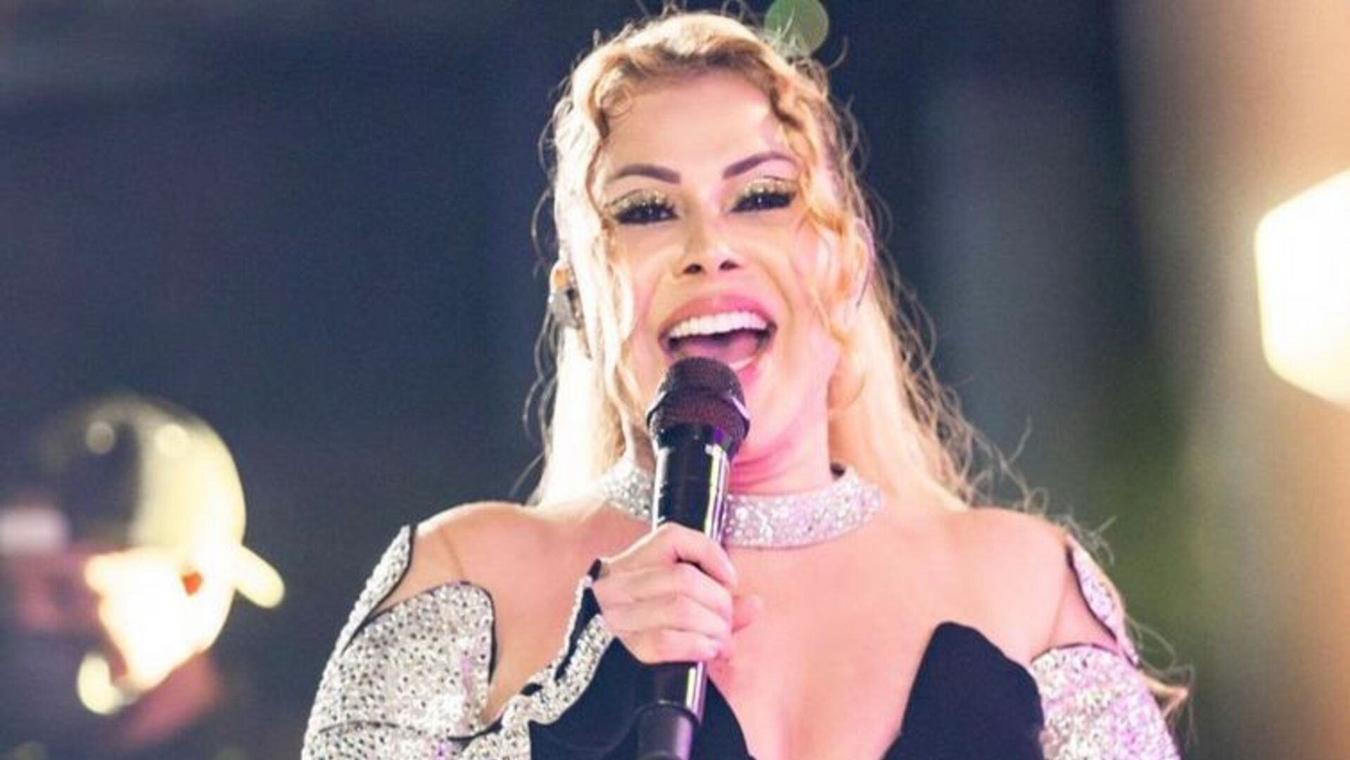 Em show, Joelma revela que sofreu derrames e paradas cardíacas: “Passei por isso sozinha”