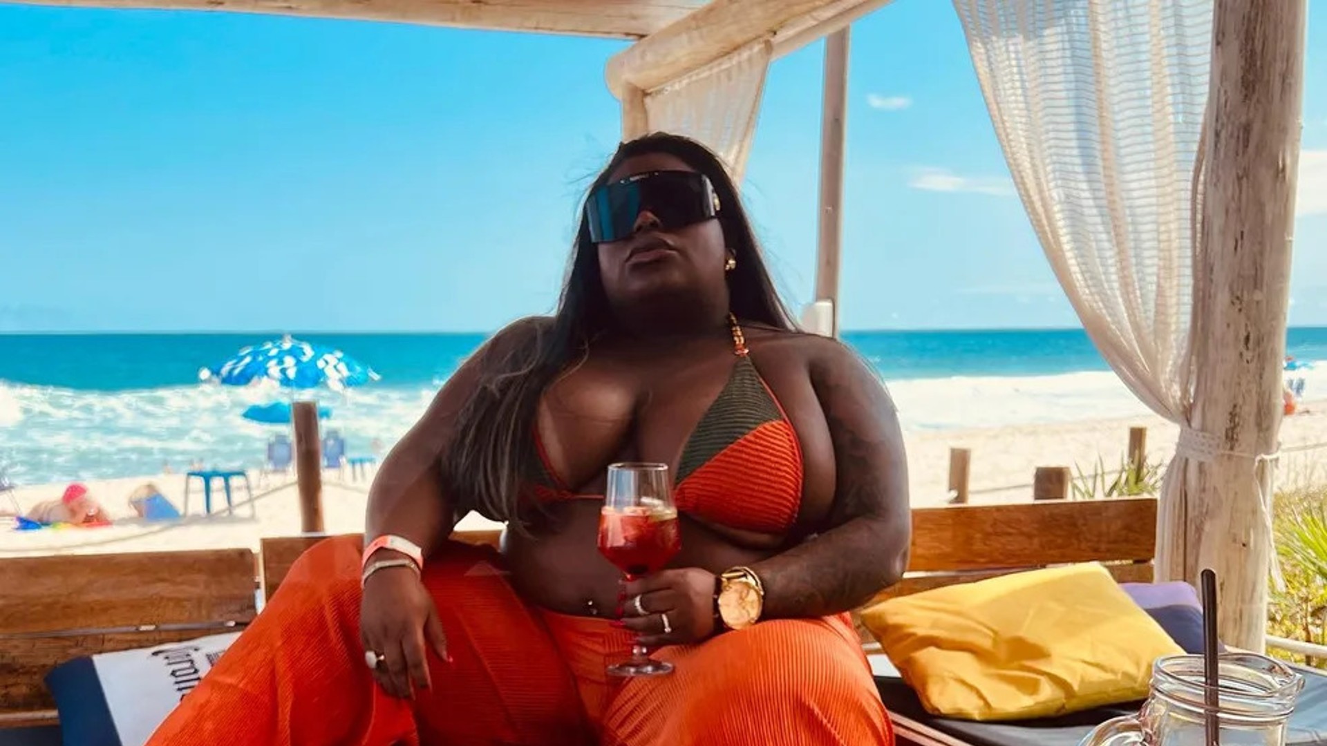 Jojo Todynho curte praia no Rio de Janeiro e é vista como exemplo pelos internautas: “Mulher determinada”
