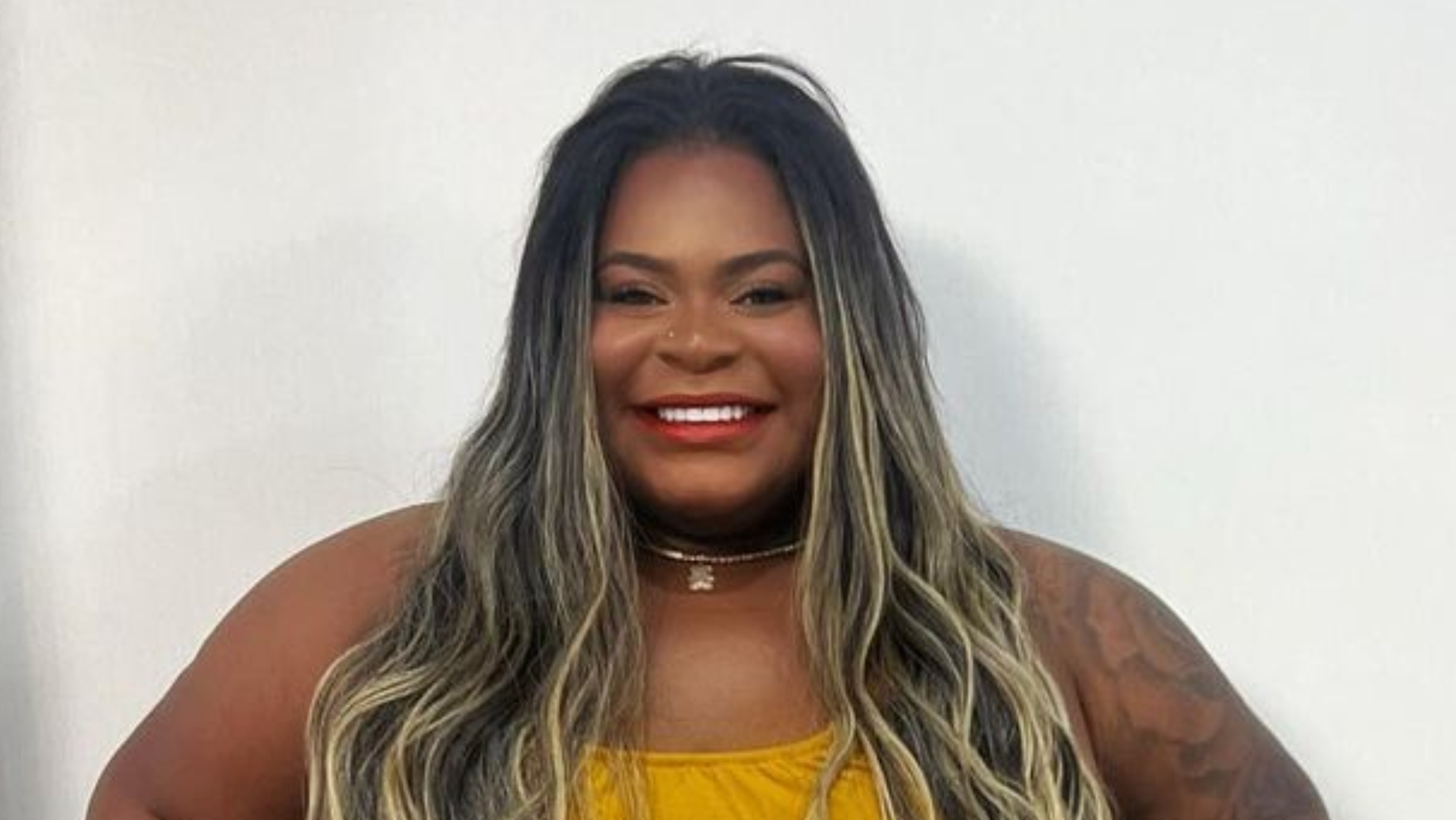 De vestido longo, Jojo Todynho encanta ao posar toda produzida e revela cantada que recebeu: ”A pior”