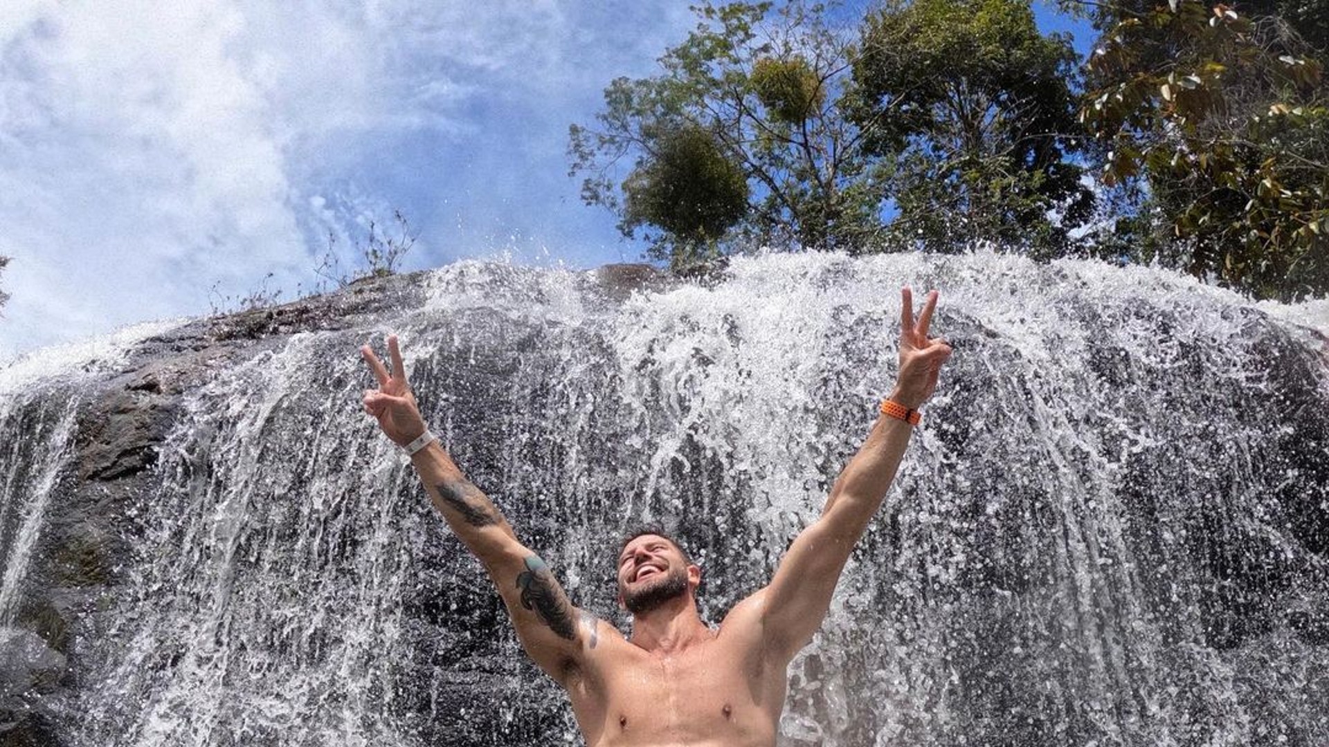 Ex-BBB Jonas Sulzbach publica foto sem camisa e tanquinho trincado choca