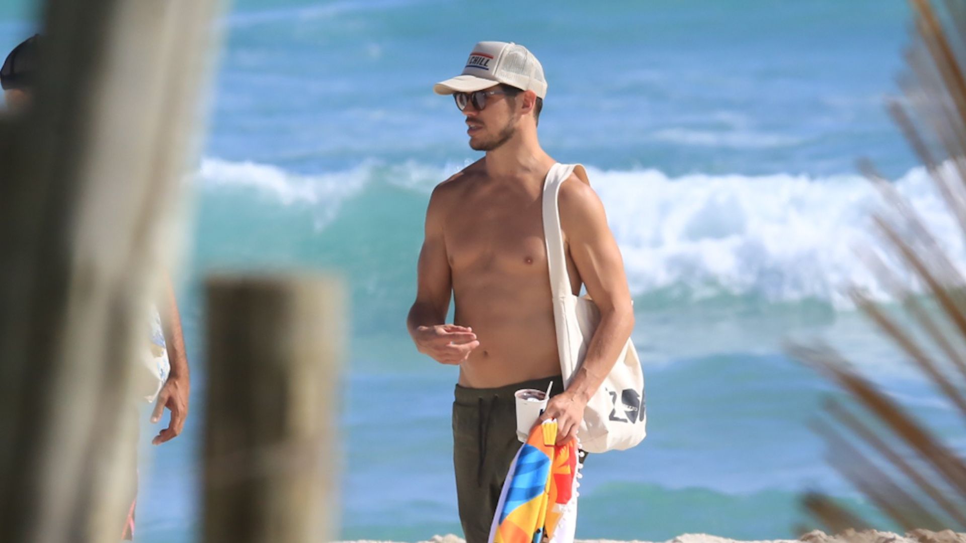 José Loreto é flagrado exibindo físico escultural em praia da Barra da Tijuca