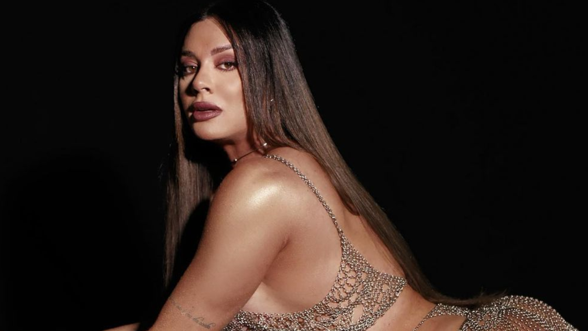De bumbum para cima, Juju Salimeni escandaliza em ensaio com look vazado: ”Perfeita”