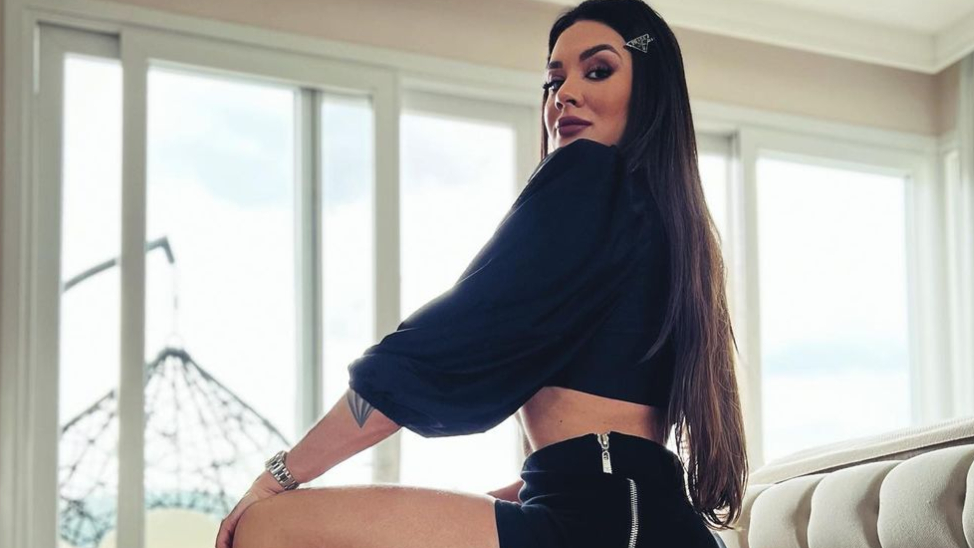 De micro saia, Juju Salimeni agacha e revela pernões sem celulite: ”Perfeita”