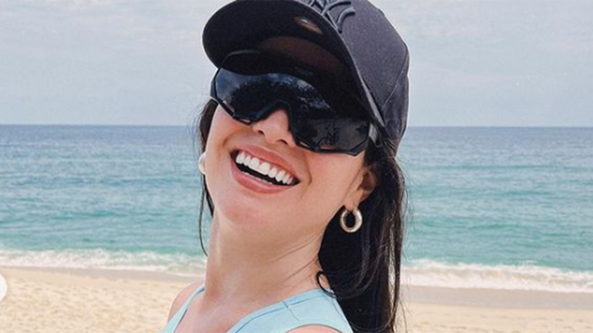 Magérrima, Juliette Freire usa look justo em dia de passeio na praia