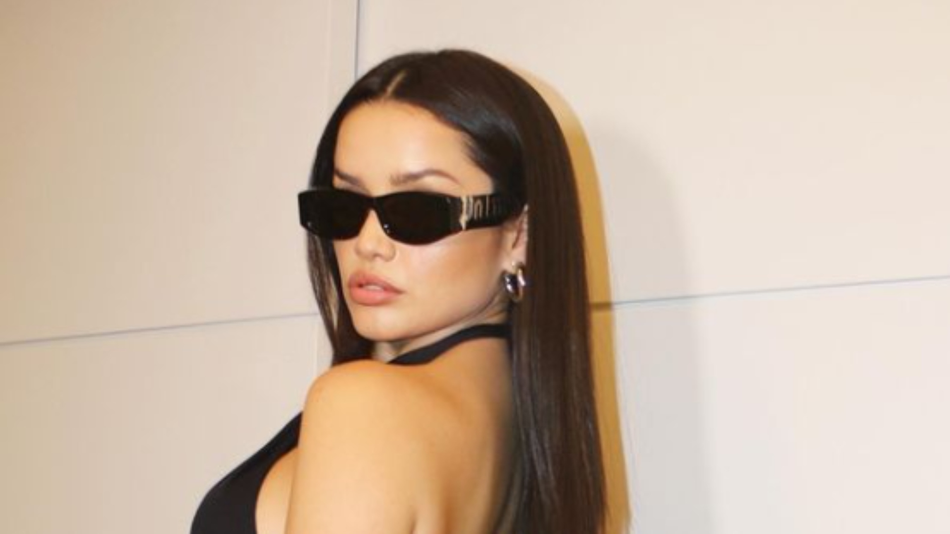 Juliette deixa seguidores sem ar ao exceder limites da beleza com look preto