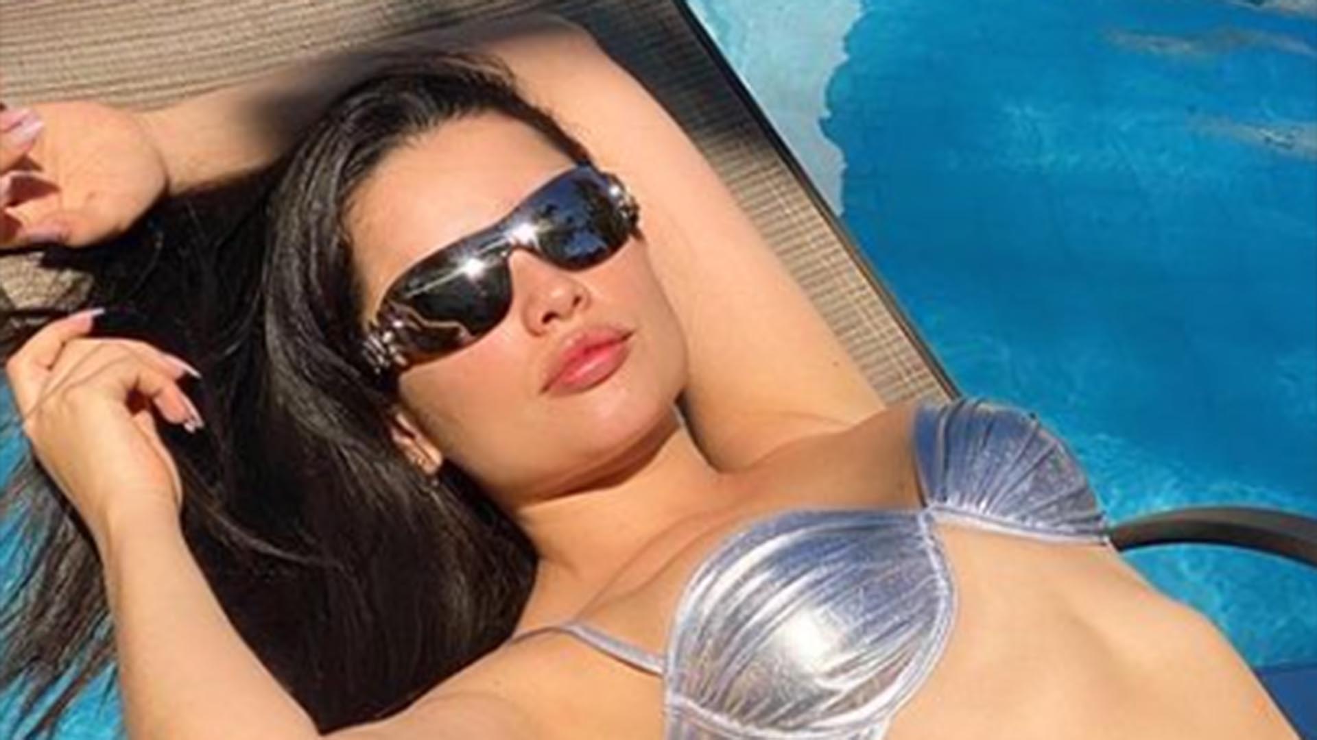 De biquíni prateado, Juliette Freire deixa a barriga à mostra