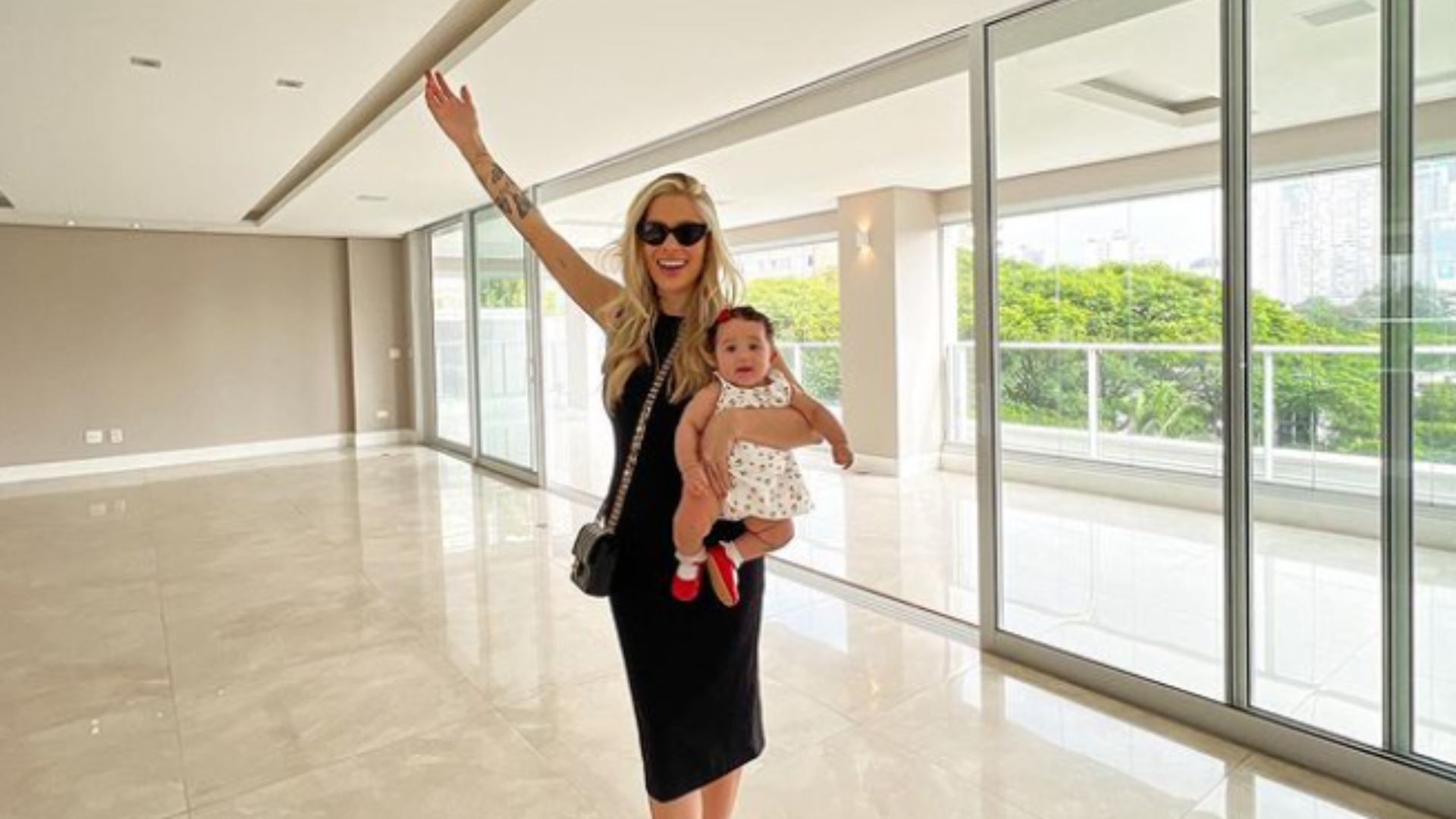Karoline Lima dá detalhes de seu novo apartamento que possui closet e varanda gourmet
