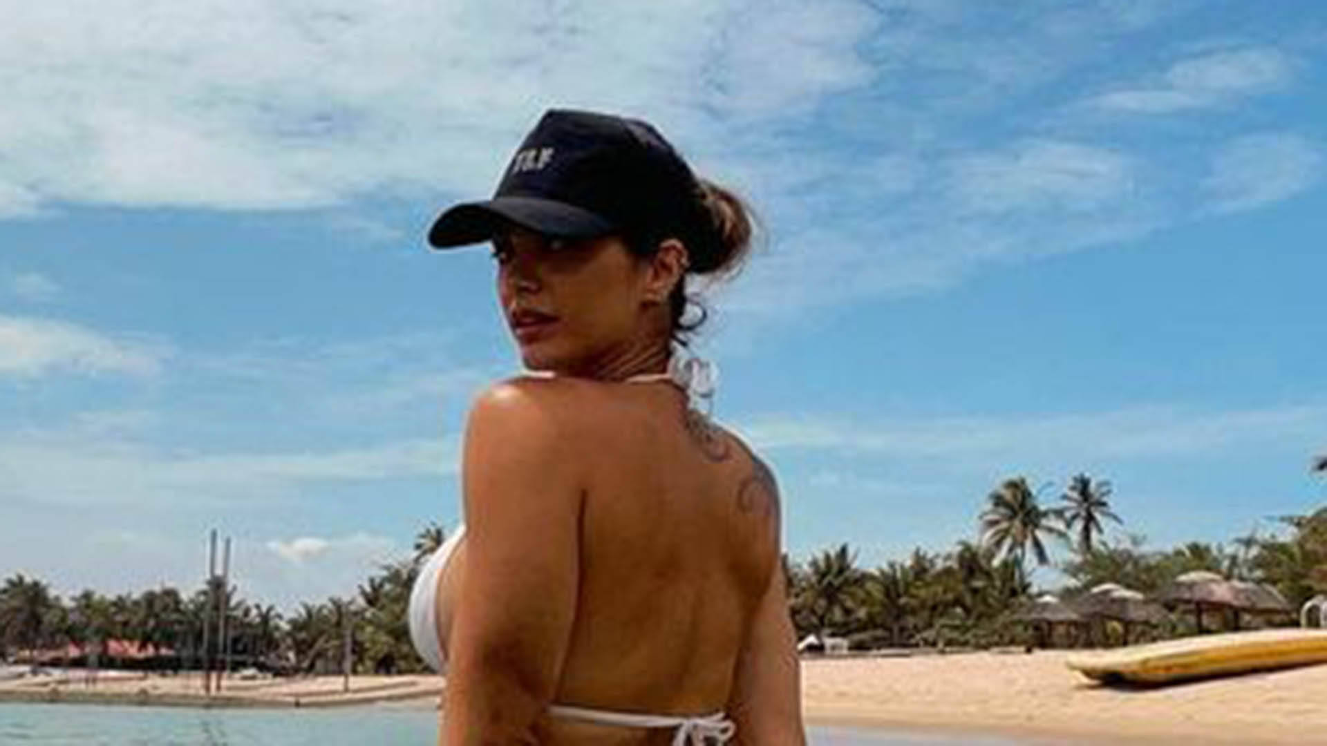 De biquíni fio-dental, Kelly Key empina o bumbum em banho de mar